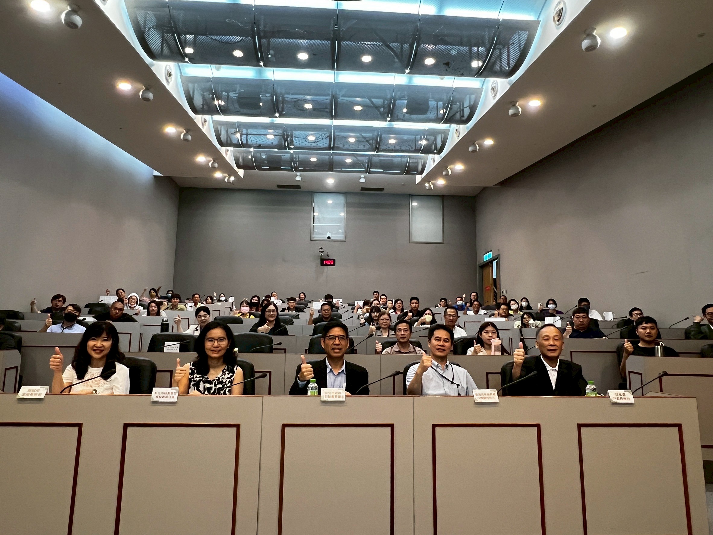 新北市政府經濟發展局局長盛筱蓉(前左2)、新北市綠色能源產業聯盟秘書長賴欣儀(前左1)、新北市政府副秘書長柯慶忠(前中)、臺灣高等檢察署檢察官白忠志(前右1)、新北市政府政風處處長尹維治(前右2)