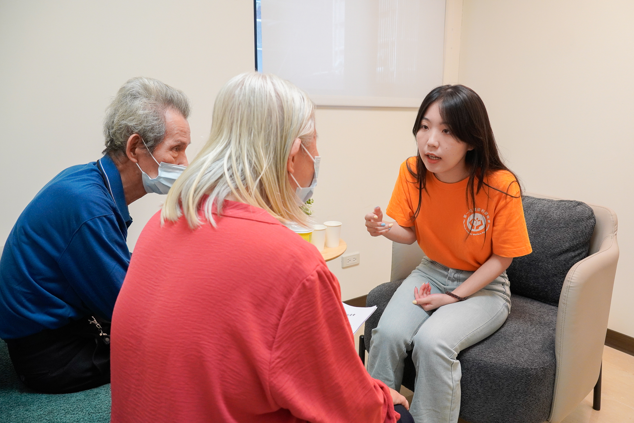 樂智服務中心社工林昕沄(右)表示,在111年3月接案後,對阿松伯和阿鳳嬤展開一連串的服務