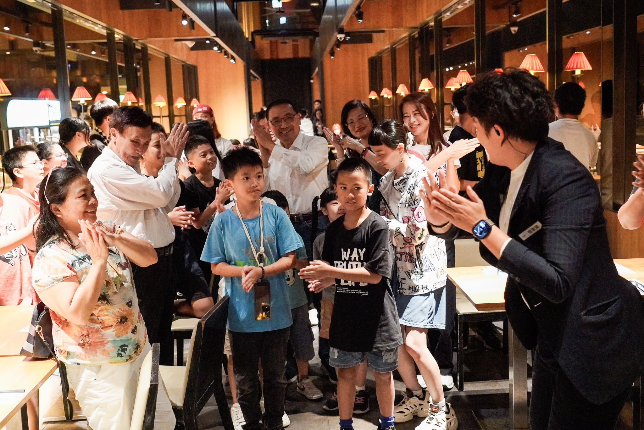 新北市長侯友宜與小衛星兒少們在開動前一起開心跳「洗手歌」