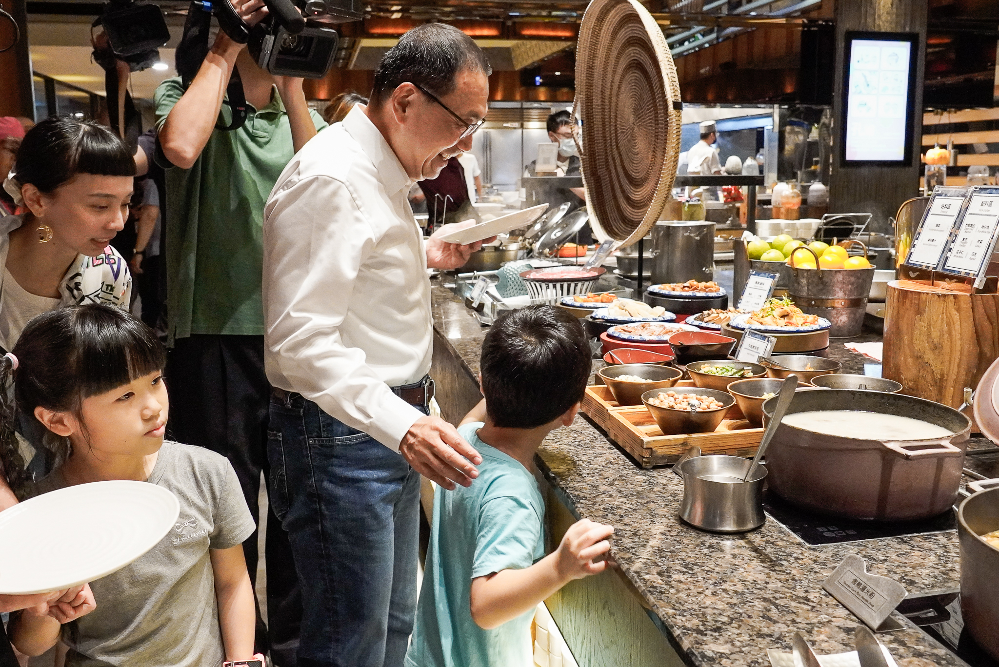侯友宜陪著孩子們前往餐食區夾菜