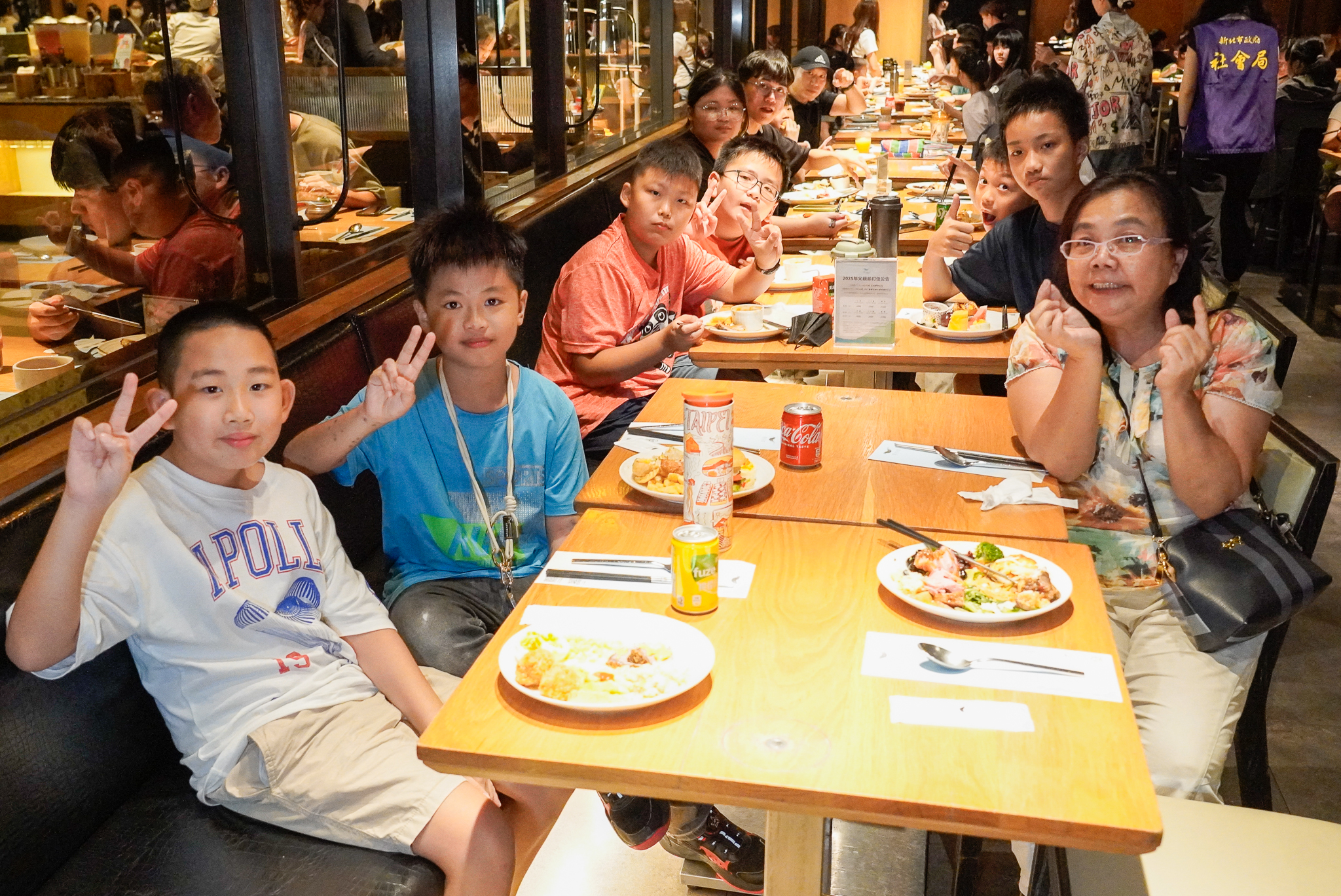 小衛星兒少們開心比「YA」期待享用美食