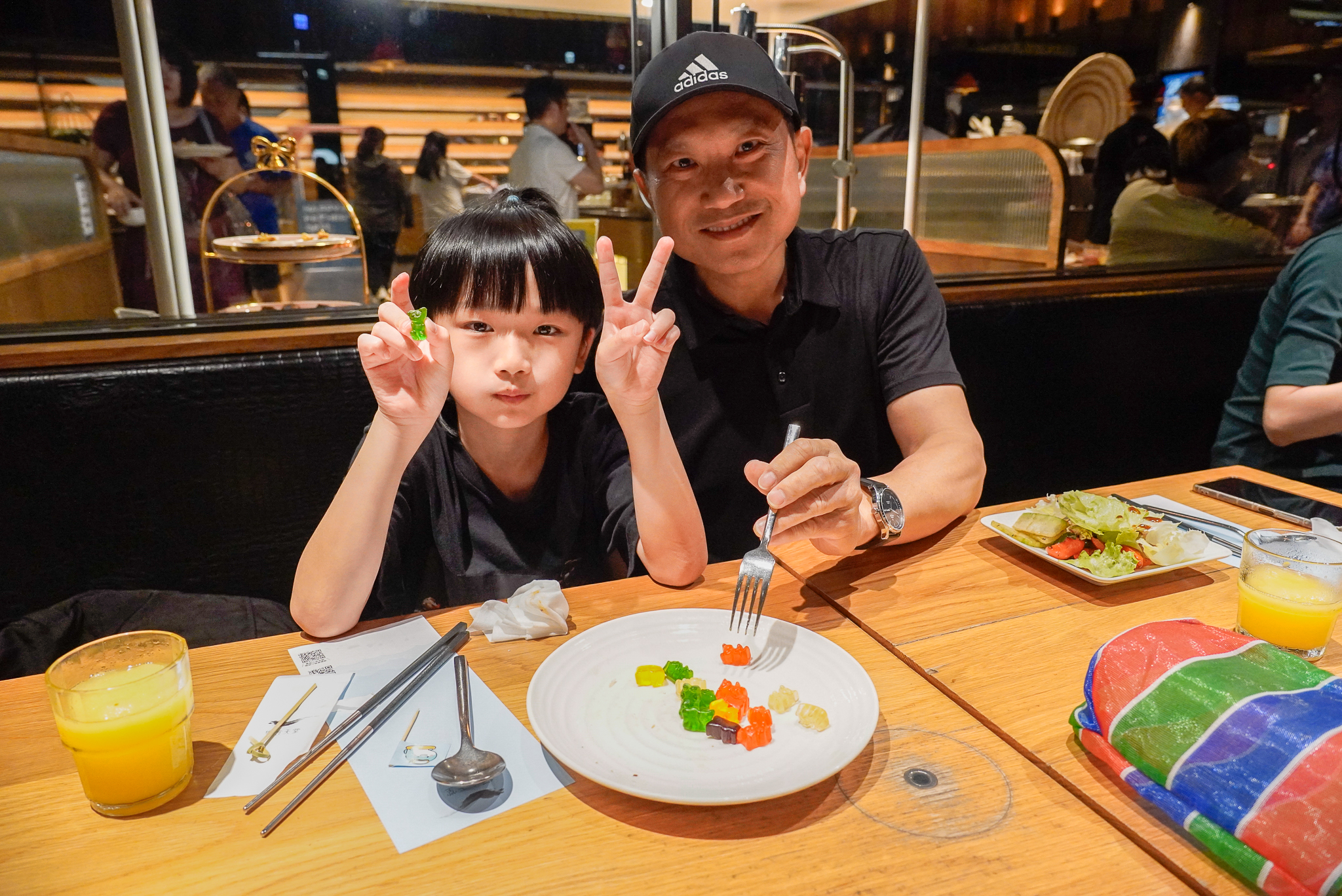 「這是我的前菜!」小朋友手拿小熊軟糖開心宣布,童趣模樣逗笑現場大人