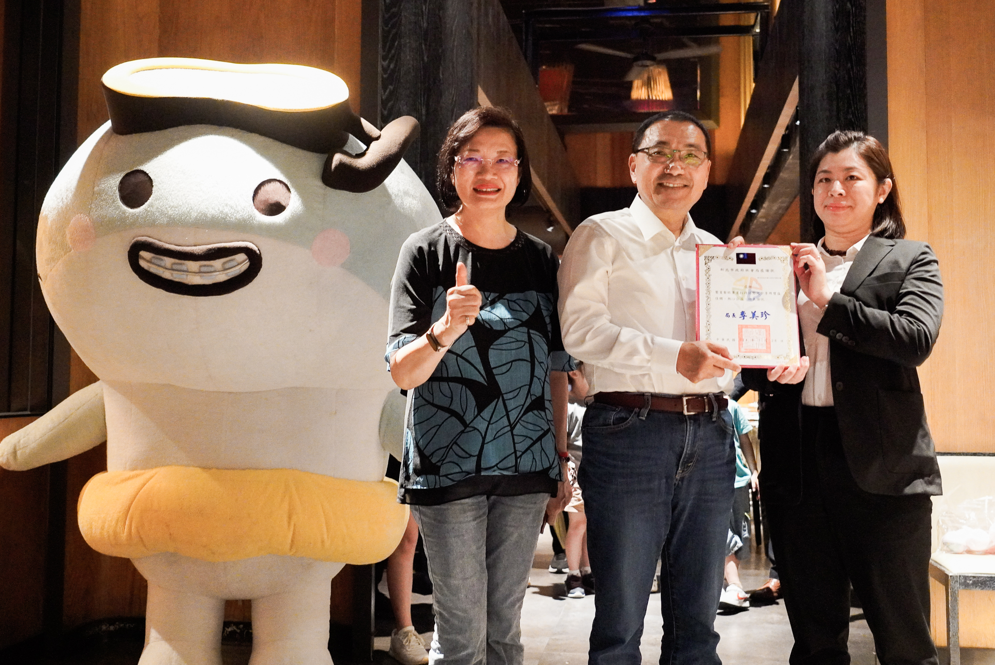 饗食天堂攜手新北社會局再推公益餐會,市長侯友宜(中)回贈感謝狀予饗食天堂督導林佳蓉(右1)