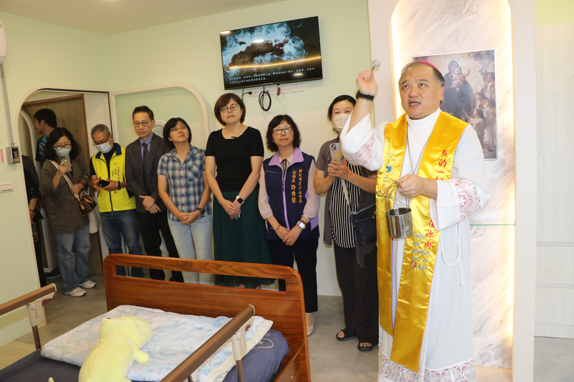 天主教台北總教區輔理主教趙永吉神父(右)為安寧病房灑聖水祈福