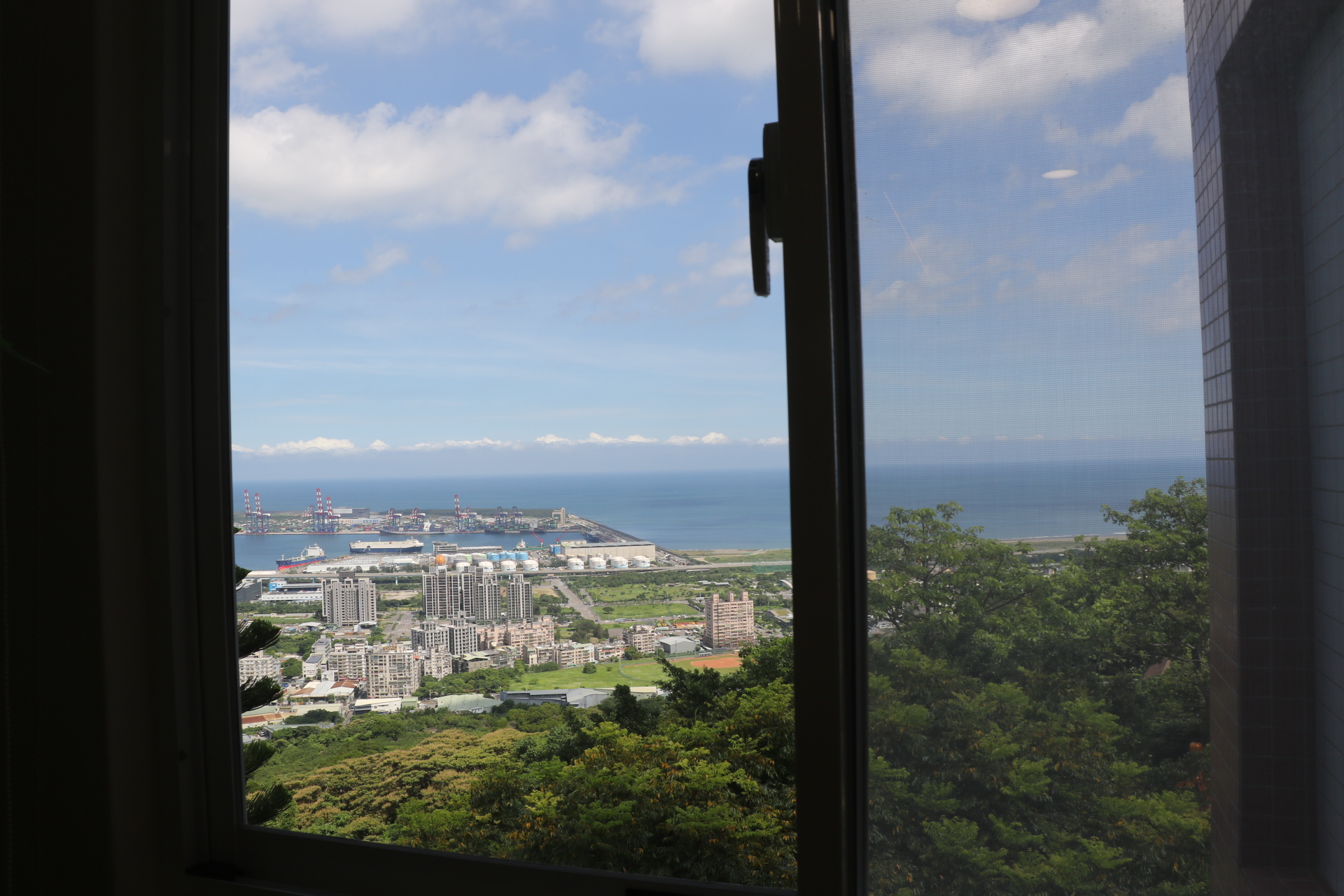 曉明軒窗外可見台北商港遼闊的海景,以及觀音山麓清脆翠山林,亦可聽到蟲鳴鳥叫,讓最後安寧的院民得與大自然同在