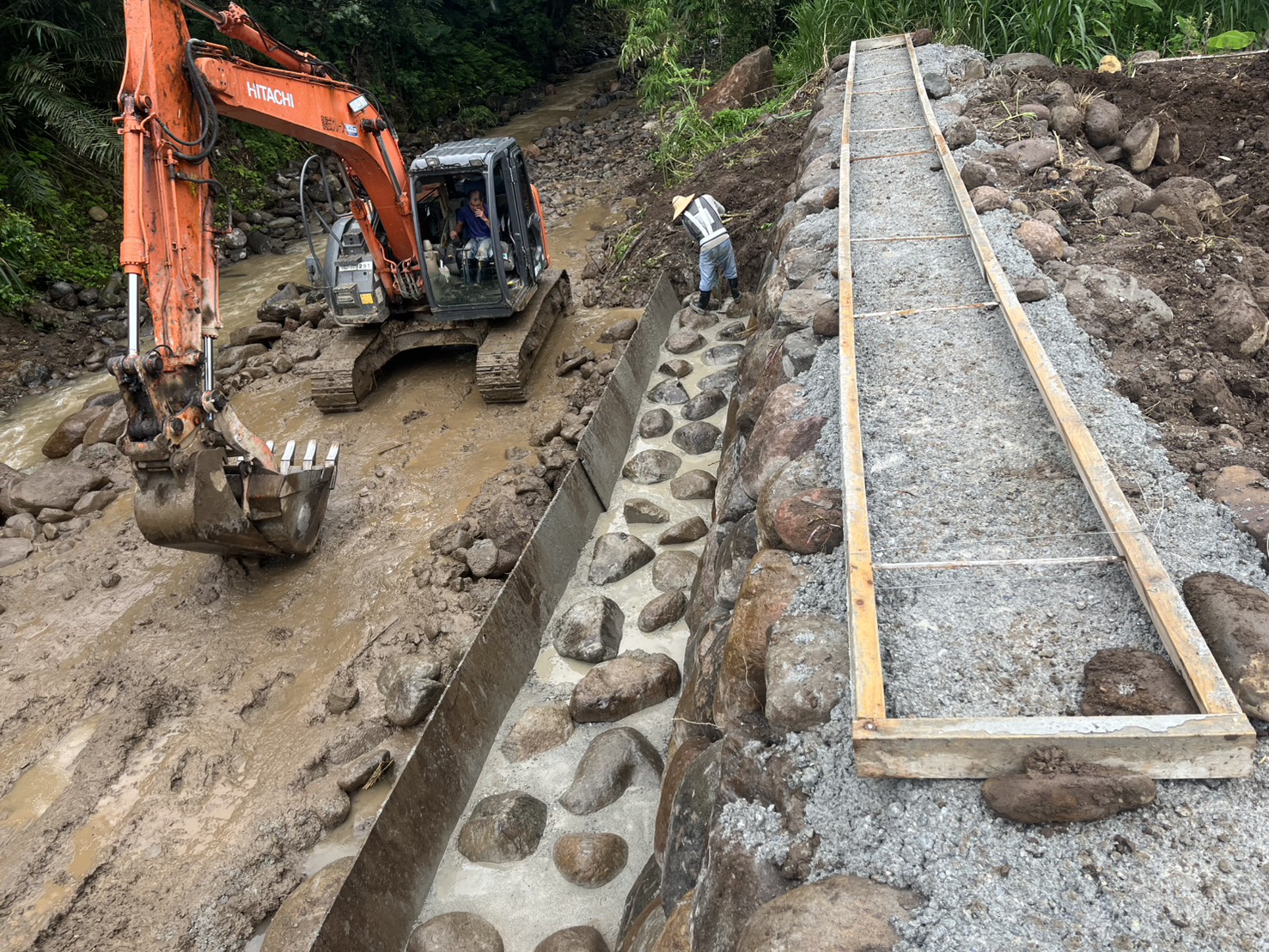 公司田溪護岸被豪雨洪水沖毀,施工團隊不畏艱難努力修復