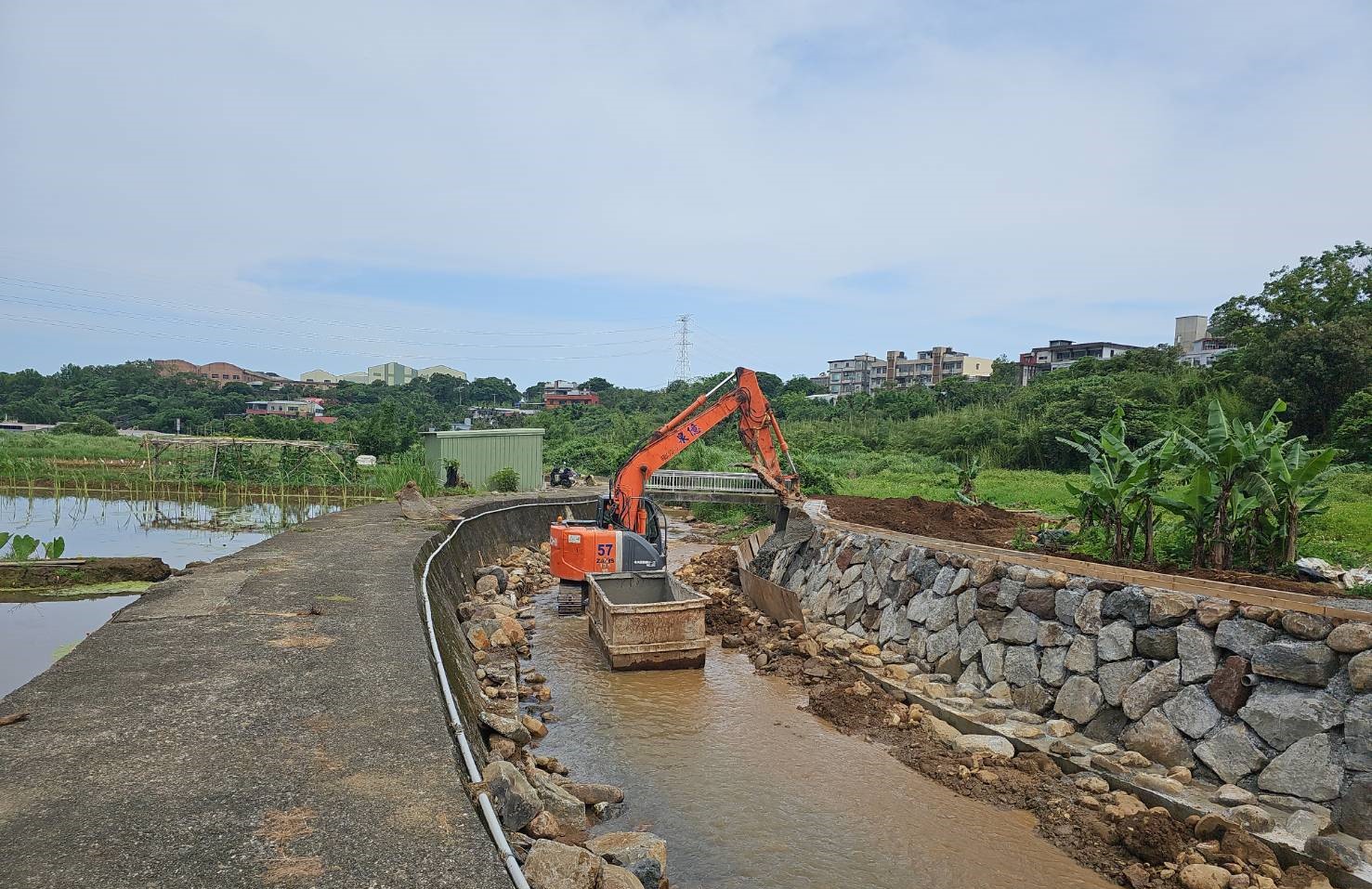 施工團隊加緊趕工進行修復工程,力求盡早修復護岸