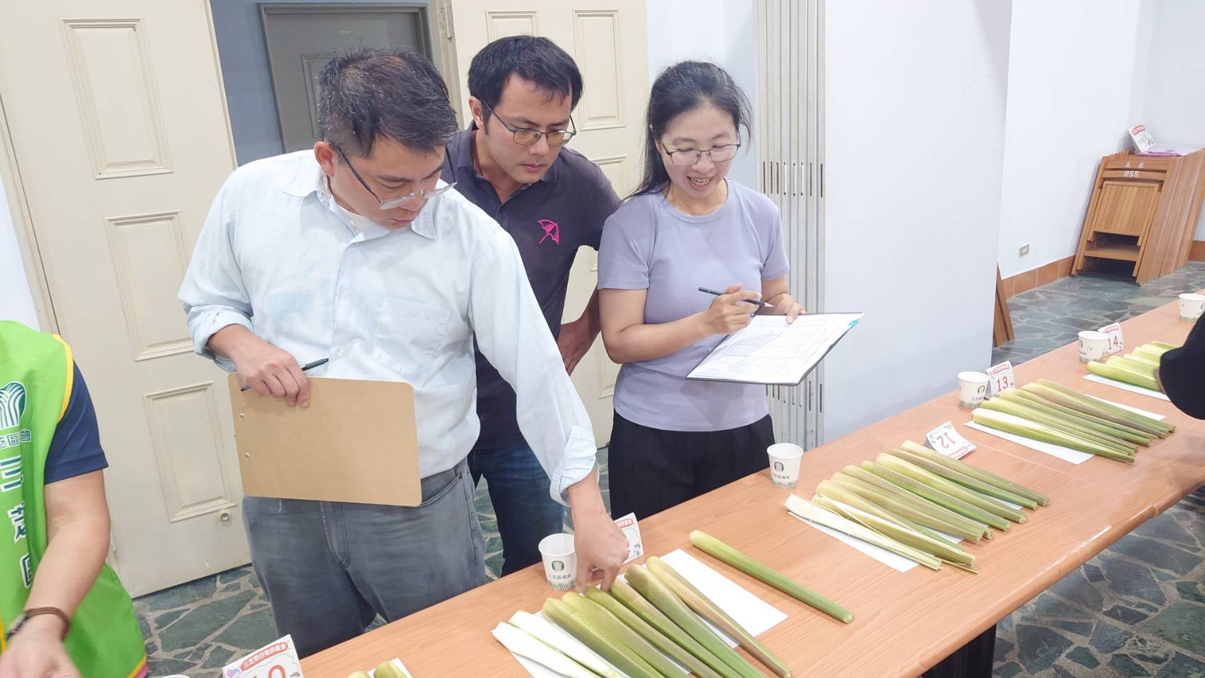 今年茭白筍評鑑特別邀請桃園農改場專家逐一檢視外觀、成熟度、長度、肉質等指標