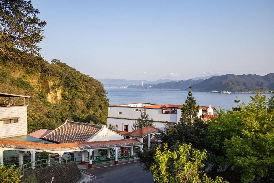 野柳里步道終點為仁愛之家,可遠眺翡翠灣與周邊風景。此處視野開闊,是步道沿線最具代表性的觀景位置之一。