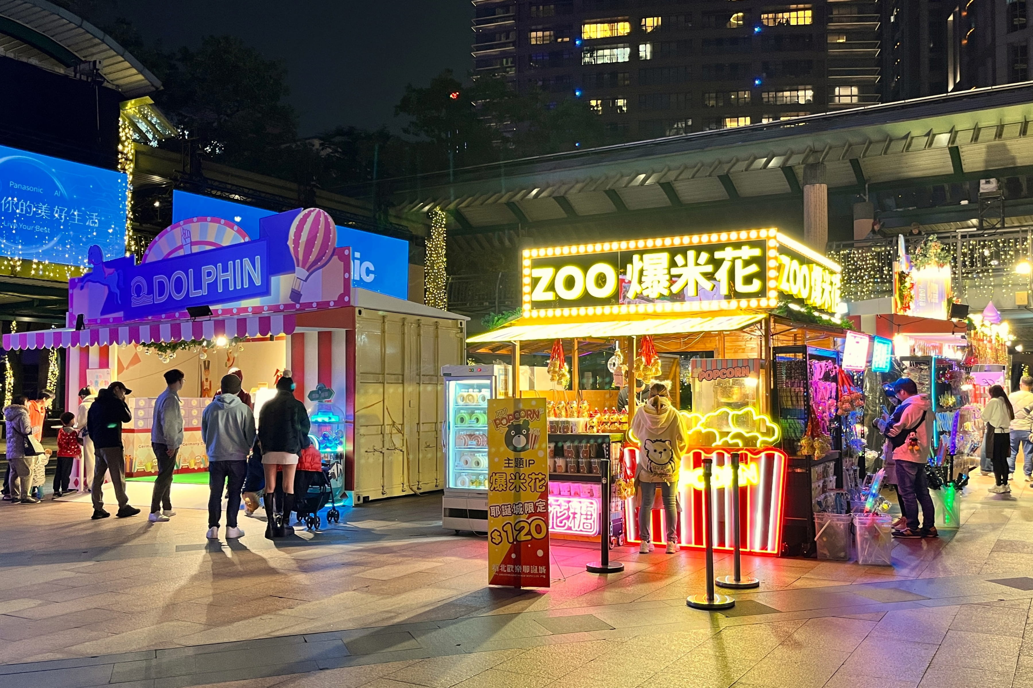 市民廣場貨櫃市集匯集造型爆米花、棉花糖、特色飲品等人氣餐點。