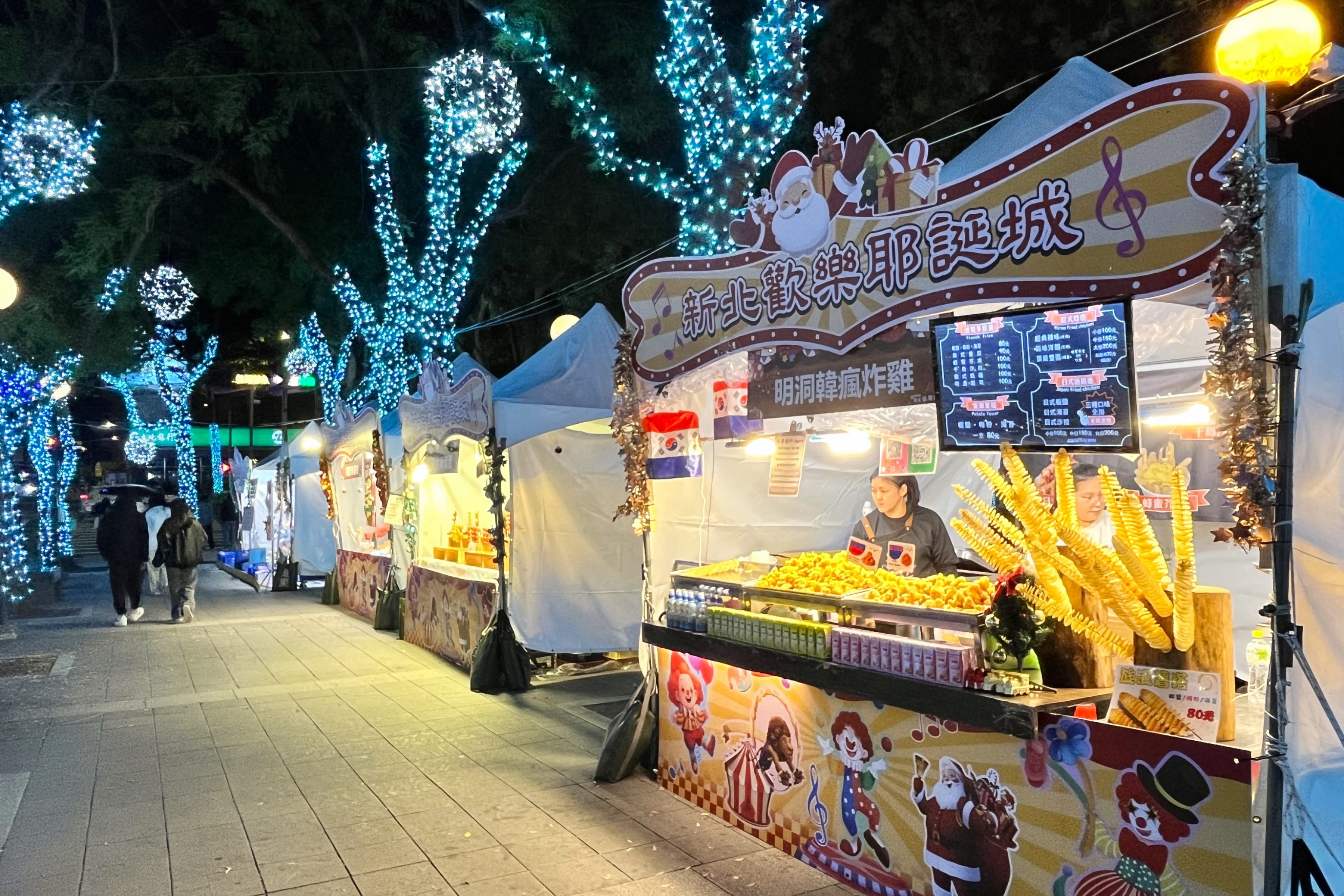 板橋車站站前廣場周邊進駐超過40攤美食小吃,豐富選擇讓人滿足味蕾的每一個願望。