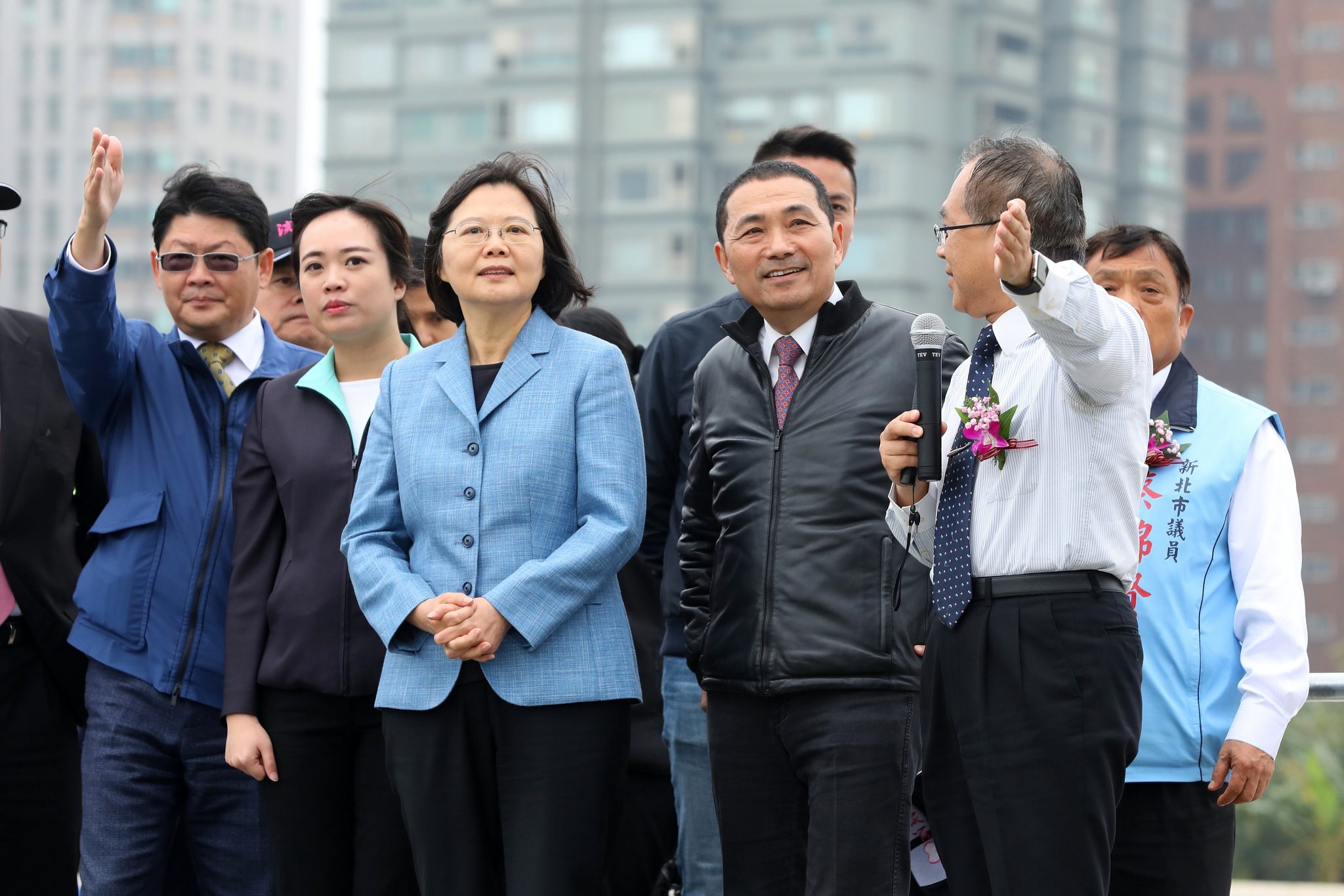 淡江大橋第3標動土典禮，蔡英文總統與侯市長實地聽取工程單位解說
