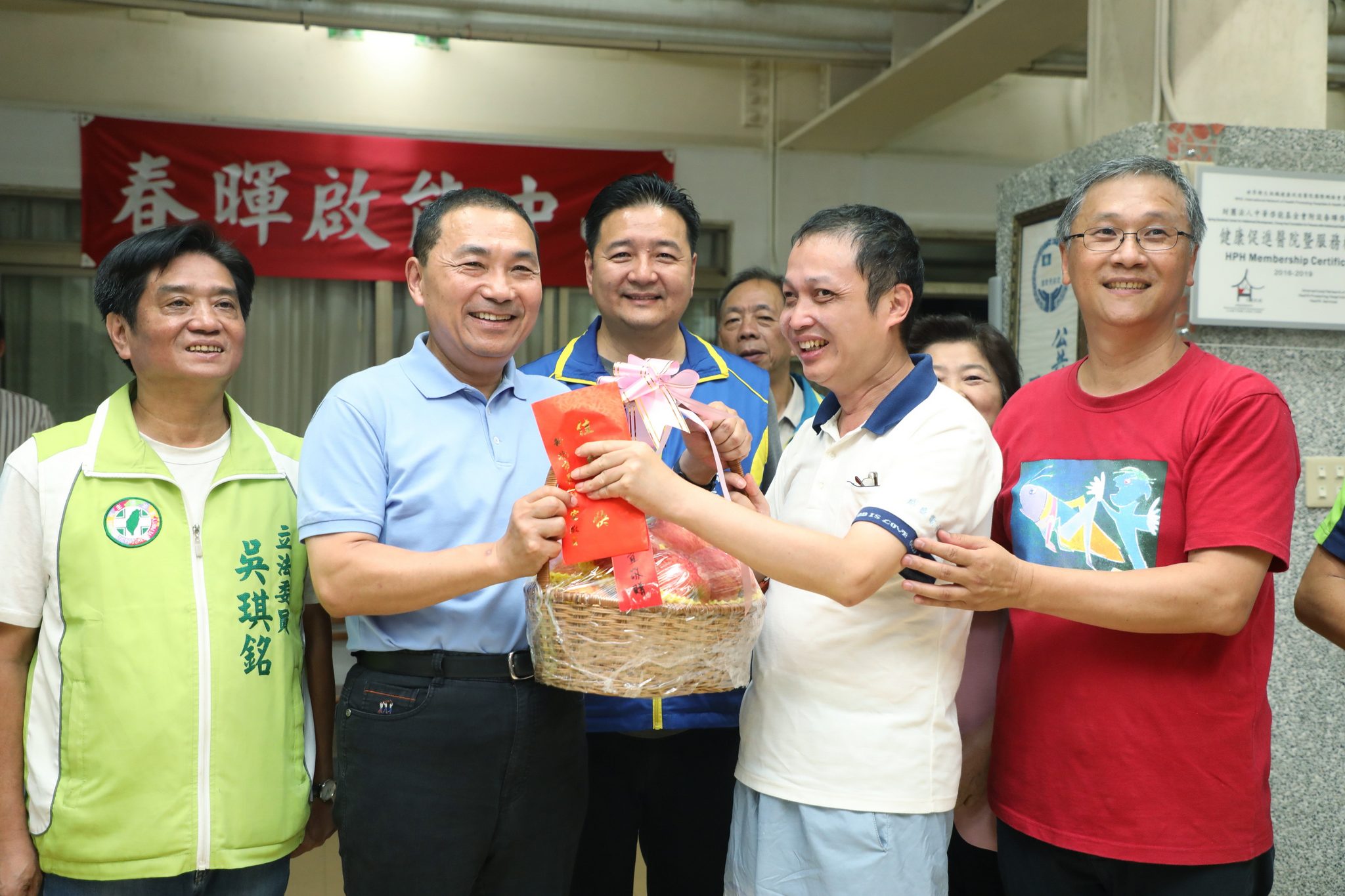 侯友宜市長秋節慰問春暉啟能中心致贈加菜金