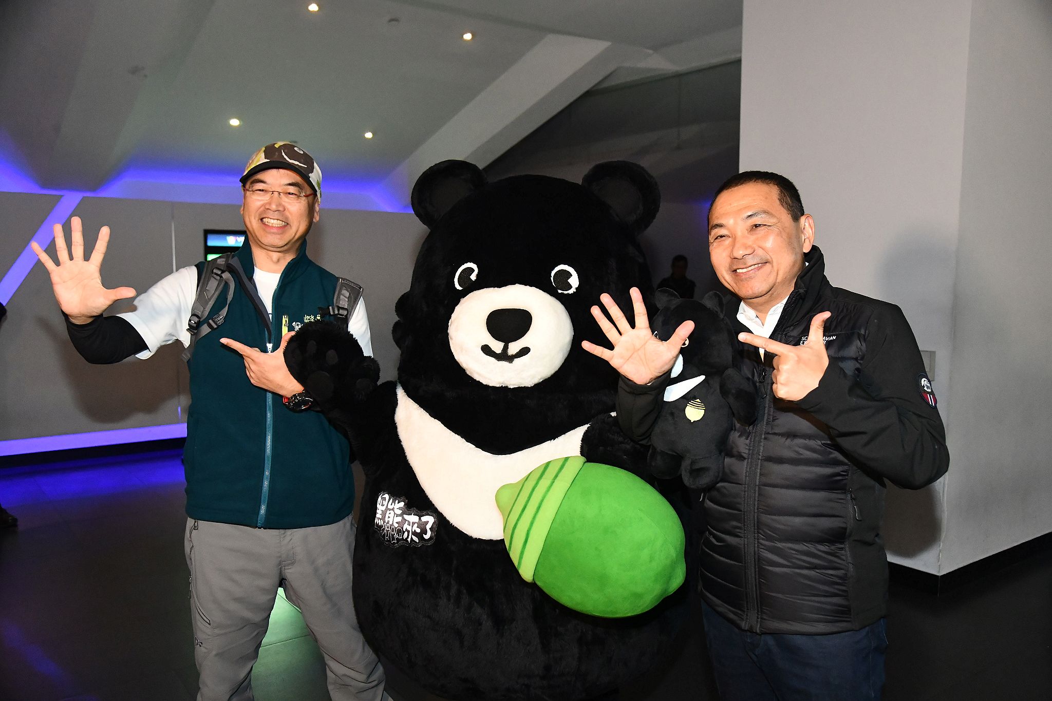 臺灣黑熊面對面、展開最近距離的接觸