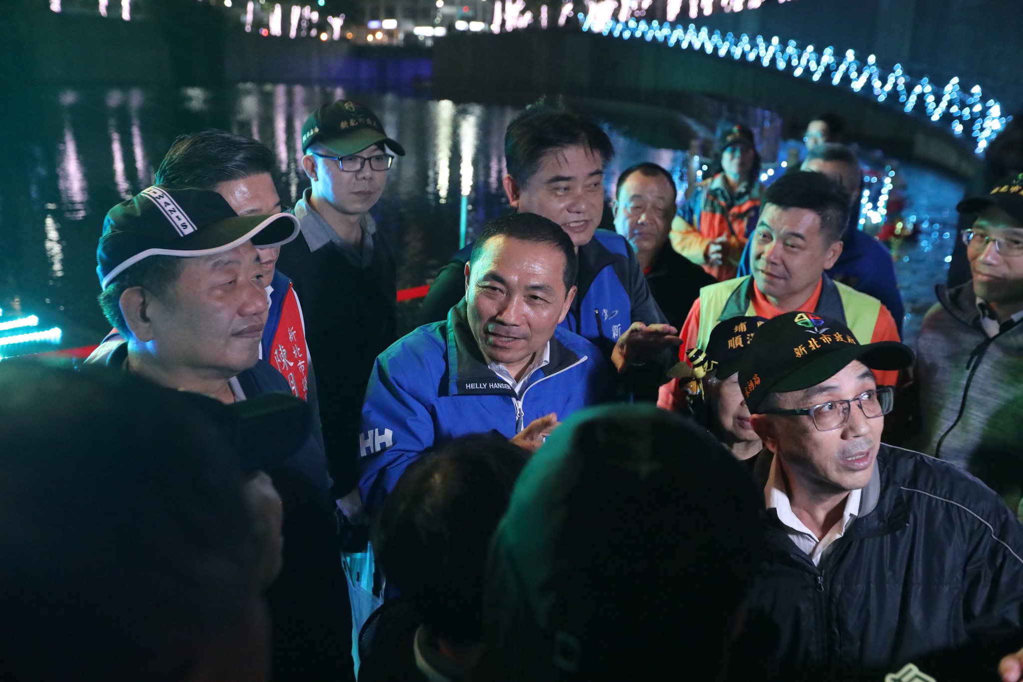 侯友宜市長視察中港大排願景館光雕與民代及在地居民交換意見