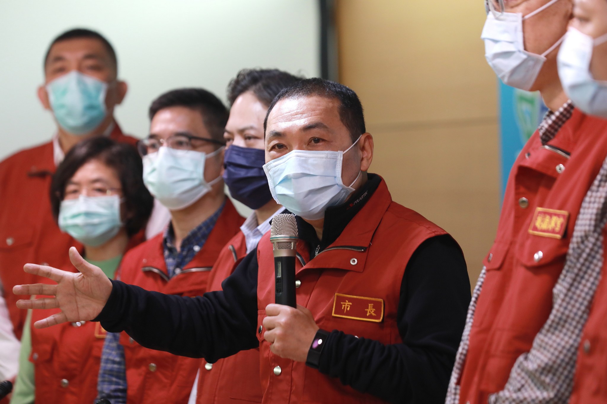 侯友宜市長再次強調新北防疫全力衝刺做好準備，同時對於居家檢疫的市民給予最妥善的照顧，而對違反居家檢疫者處以最嚴厲的罰則