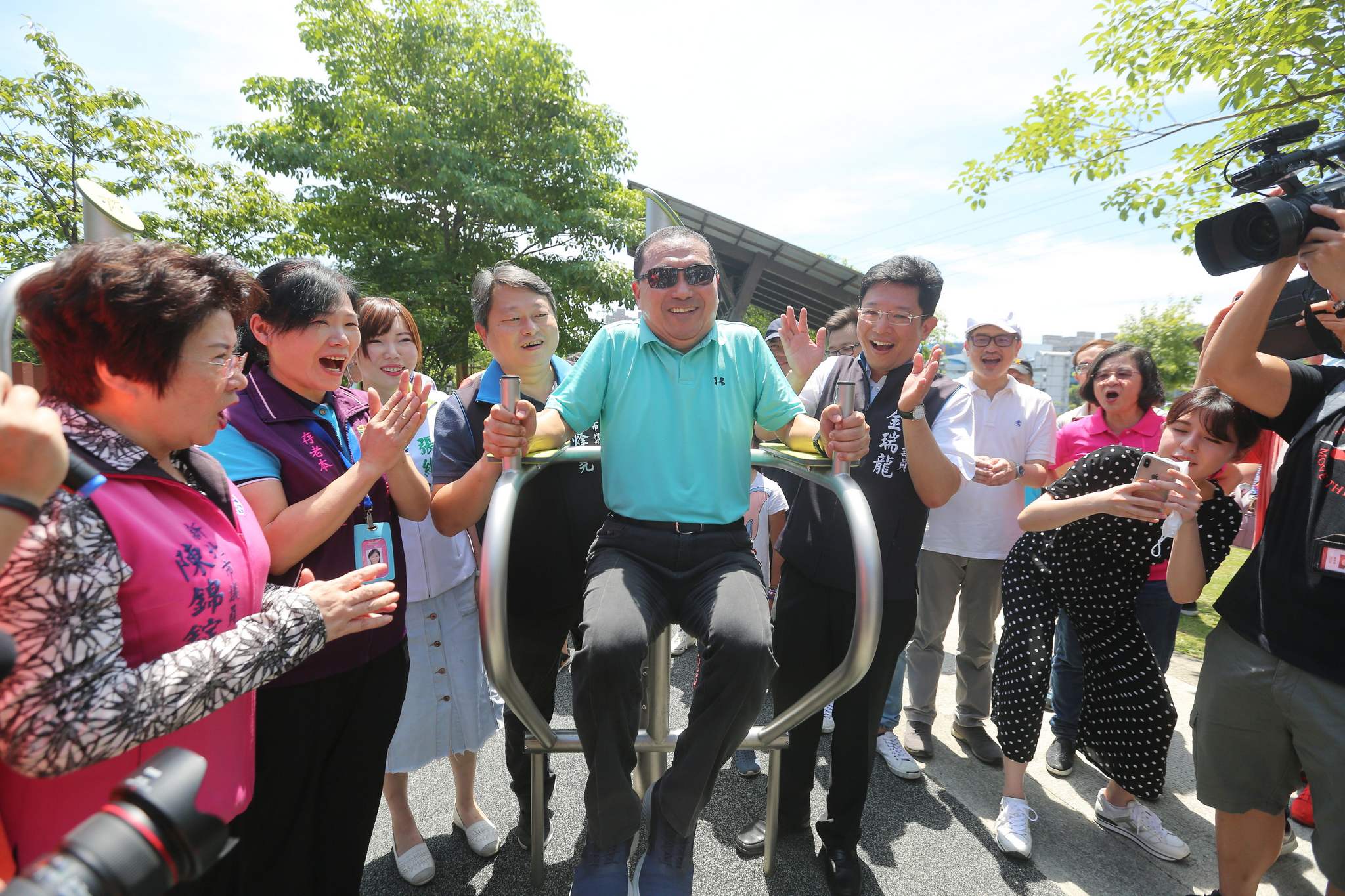 「全齡公園綠動服務上線」 ，侯友宜市長體驗體健設施
