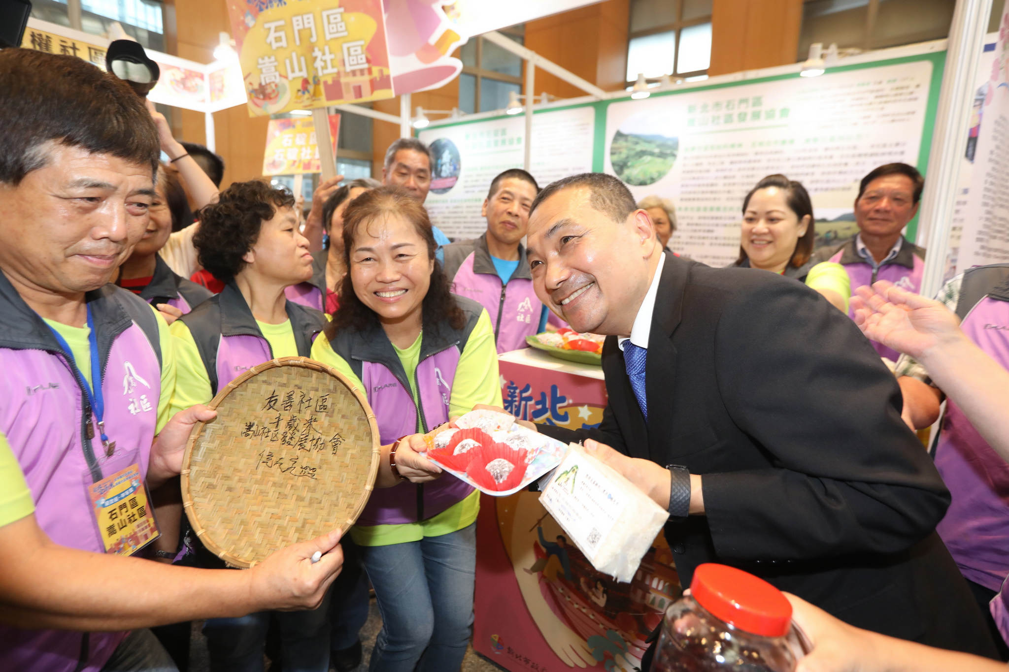 新北市109年度金卓越社區選拔績優單位表揚，侯友宜市長參觀社區成果展示