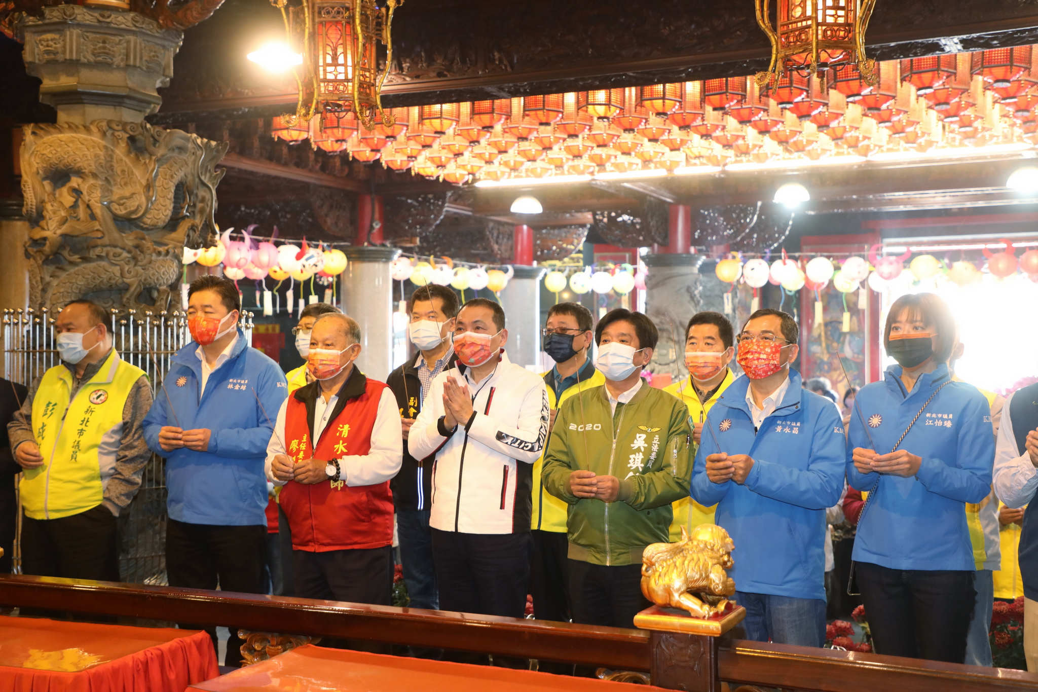 侯友宜市長永福岩寺廟參拜，祈求疫情早日結束國泰民安