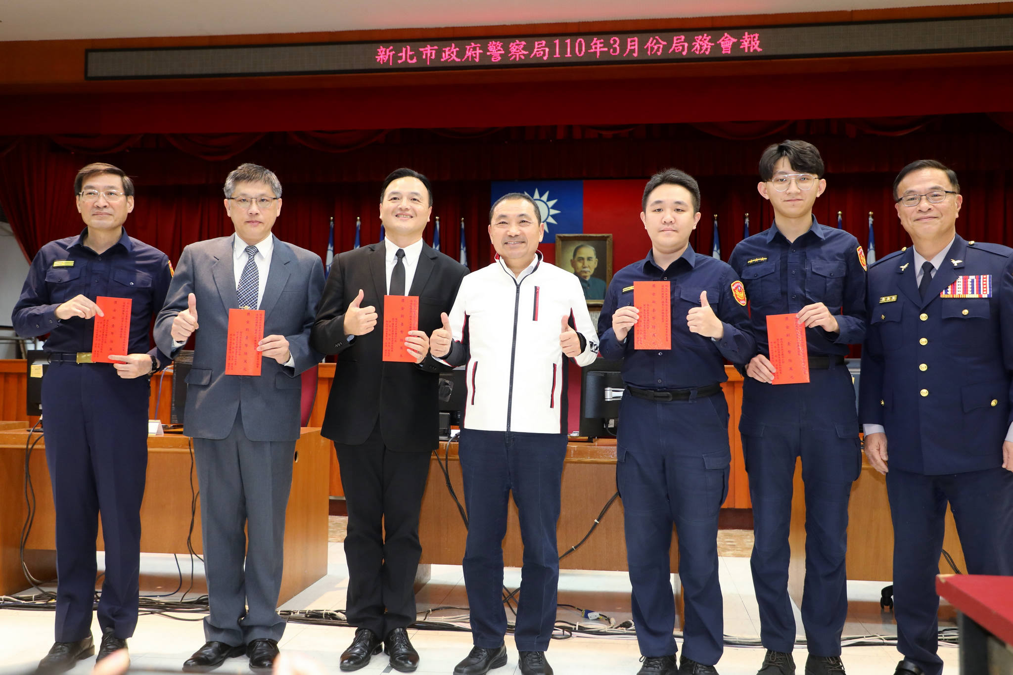新北市警察局110年3月份局務會報頒發員警破案及工作績優人員獎勵(金)