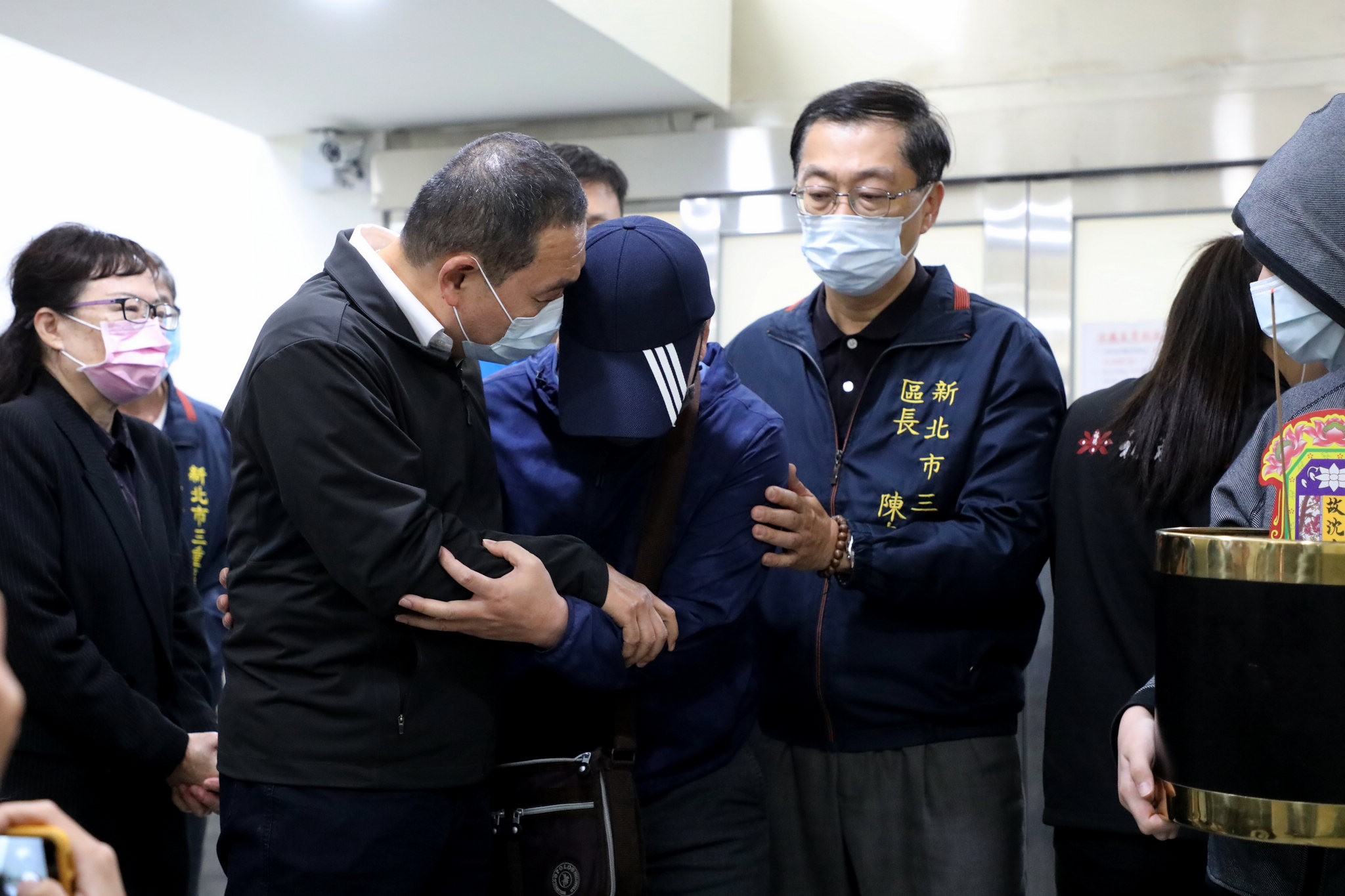 台鐵事故罹難者大體運返新北，侯友宜市長慰問罹難者家屬