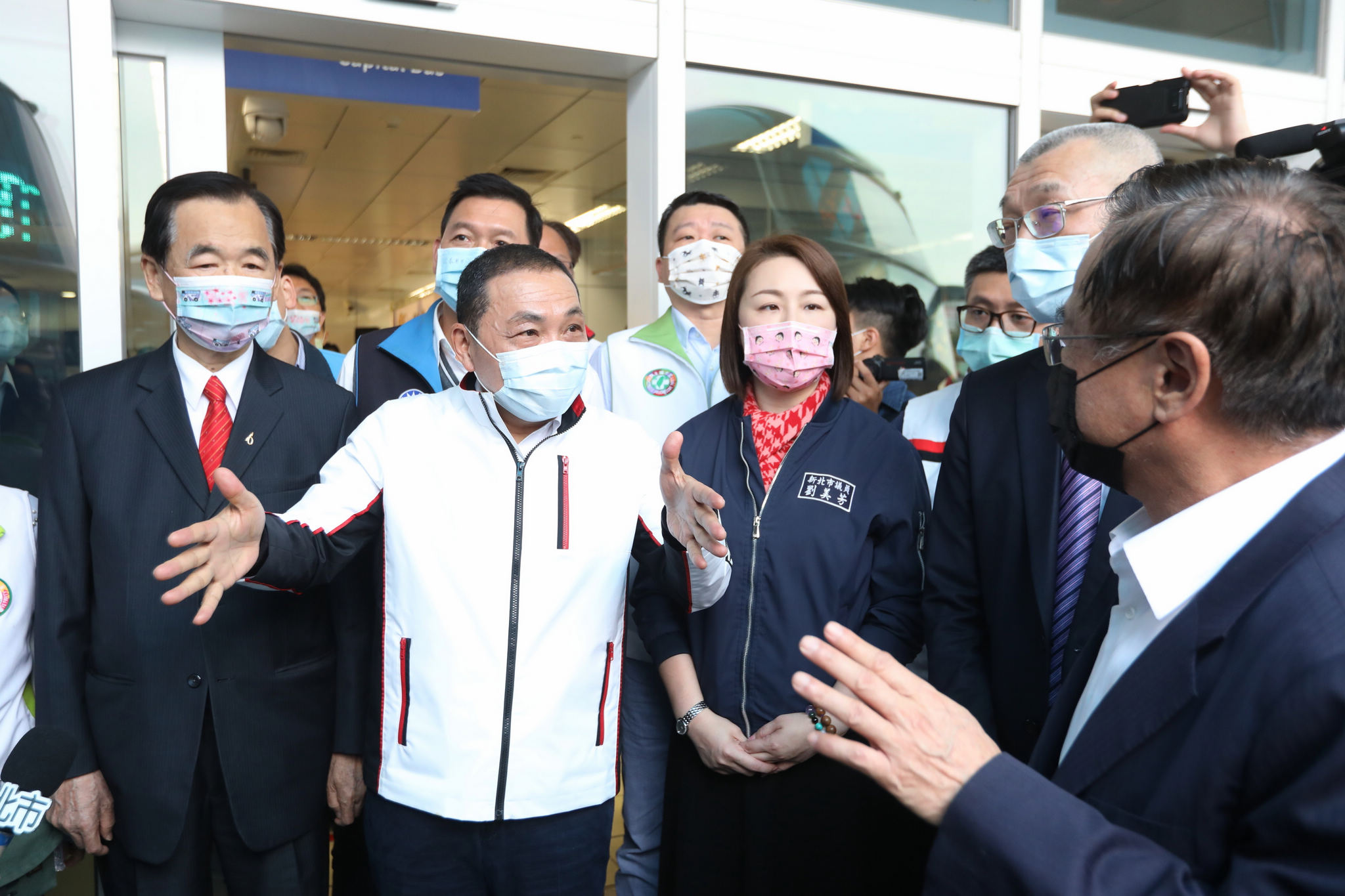 新北板橋轉運站啟用,侯友宜市長關心客運業者營運狀況並要求業者務必把安全擺第一