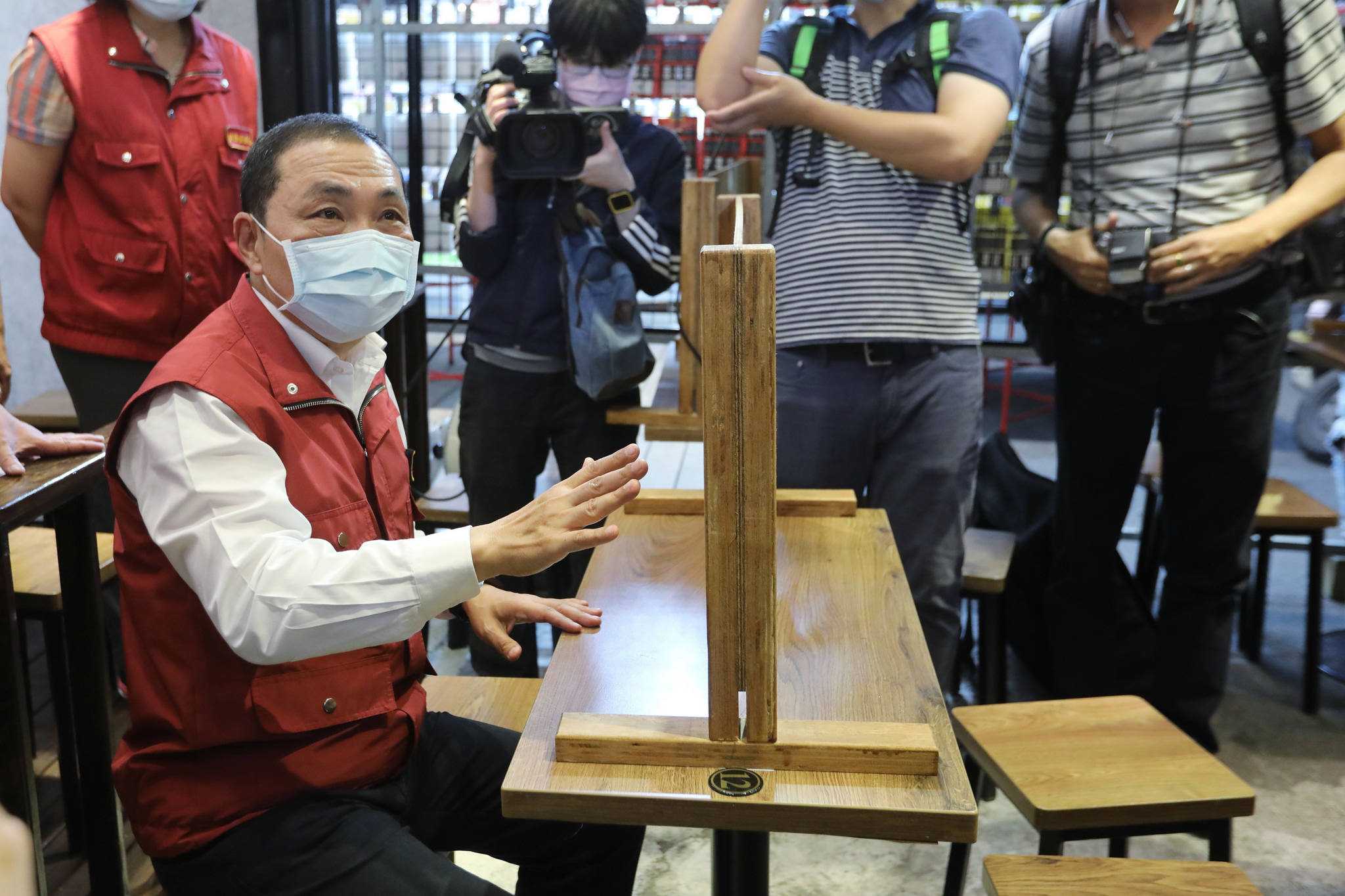 因應疫情發展，侯友宜市長視察夜市攤商防疫措施