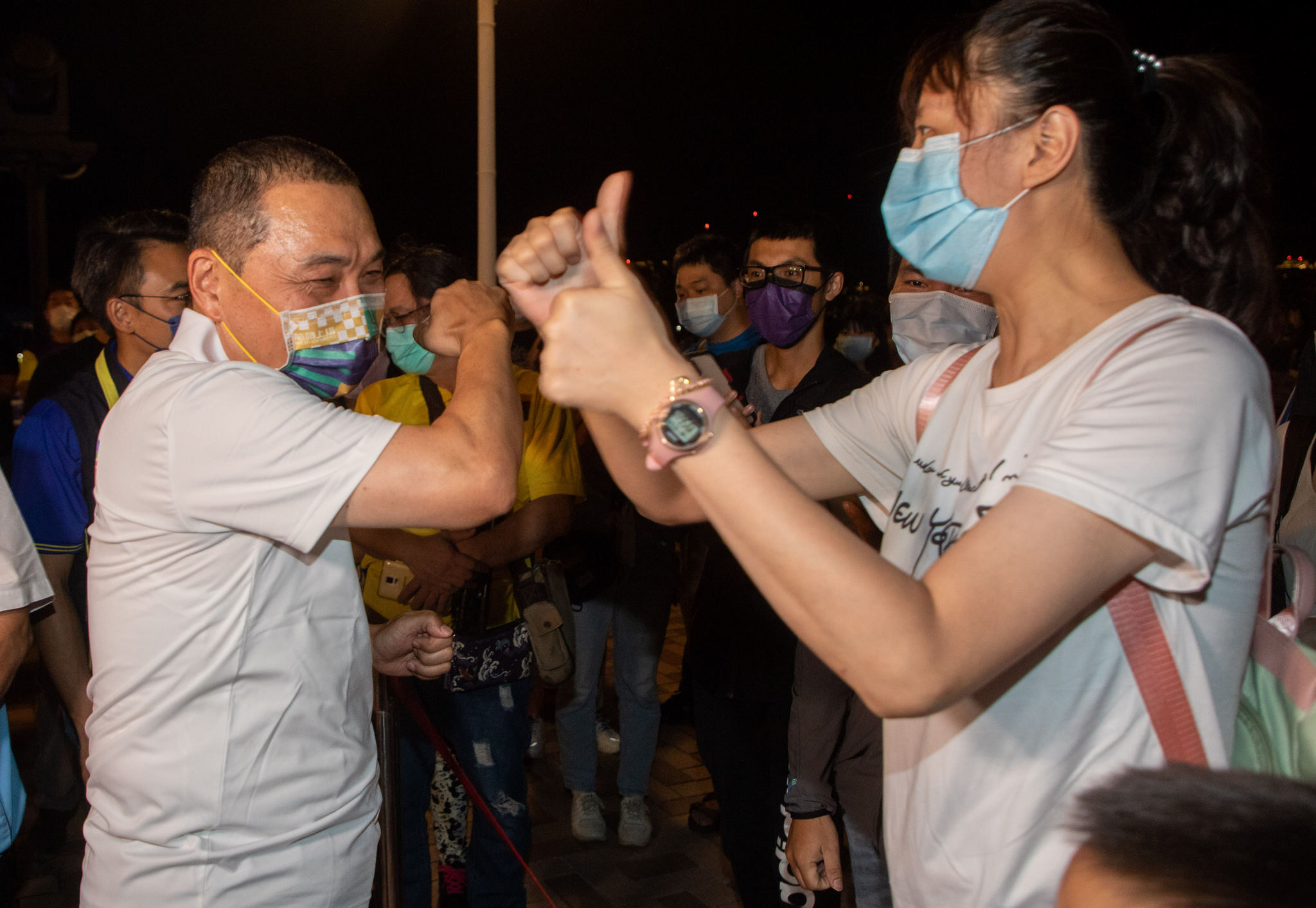 疫情趨緩微解封，侯友宜市長與出遊民眾致意並提醒注意防疫