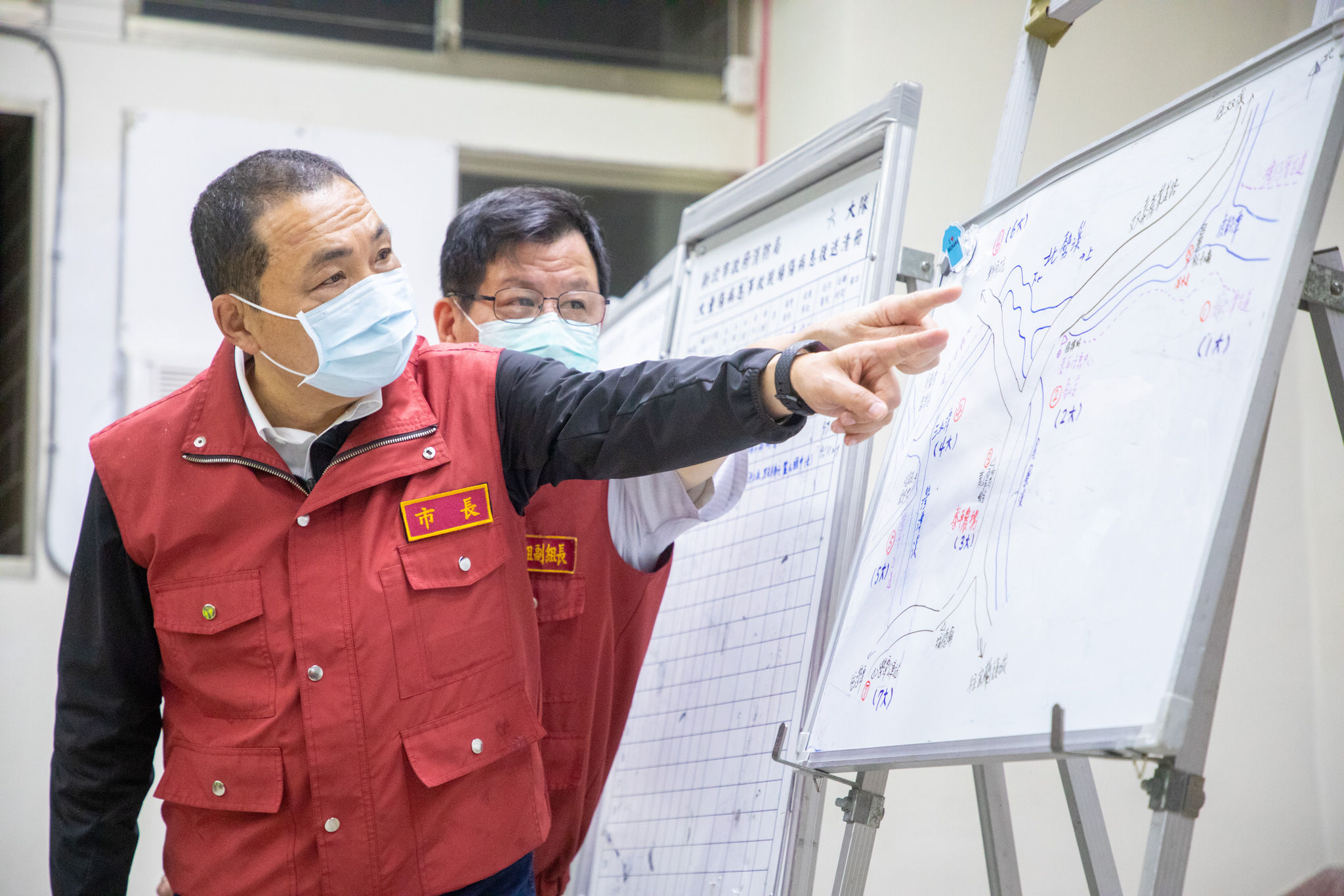 侯友宜市長赴指揮中心了解搜救情況
