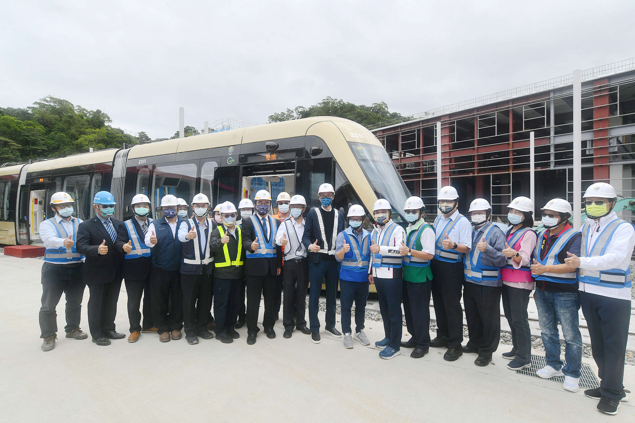 安坑輕軌列車將進駐機廠 擬111年底通車