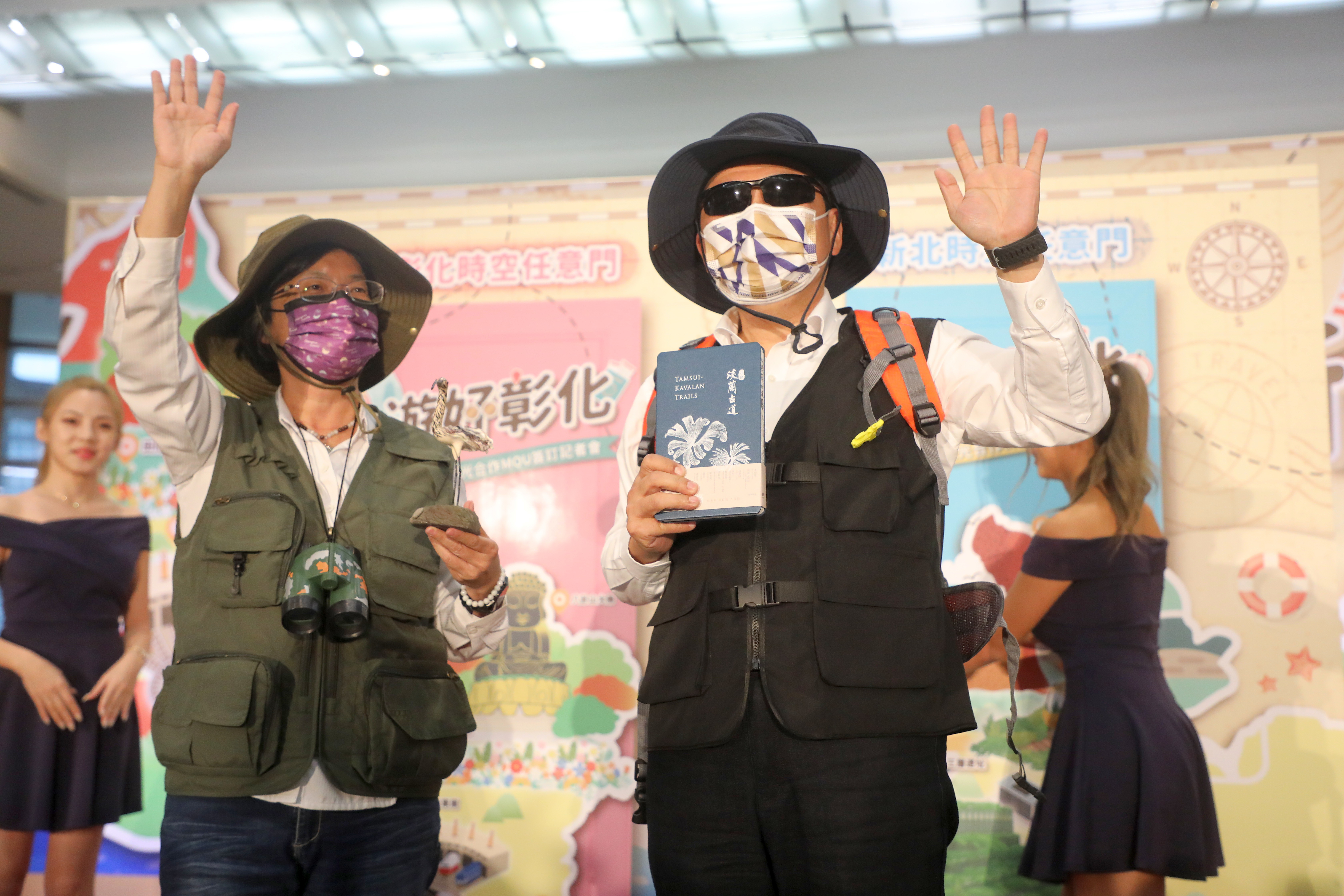 侯市長與王縣長特別變裝出席，邀請大家一同振興觀光產業