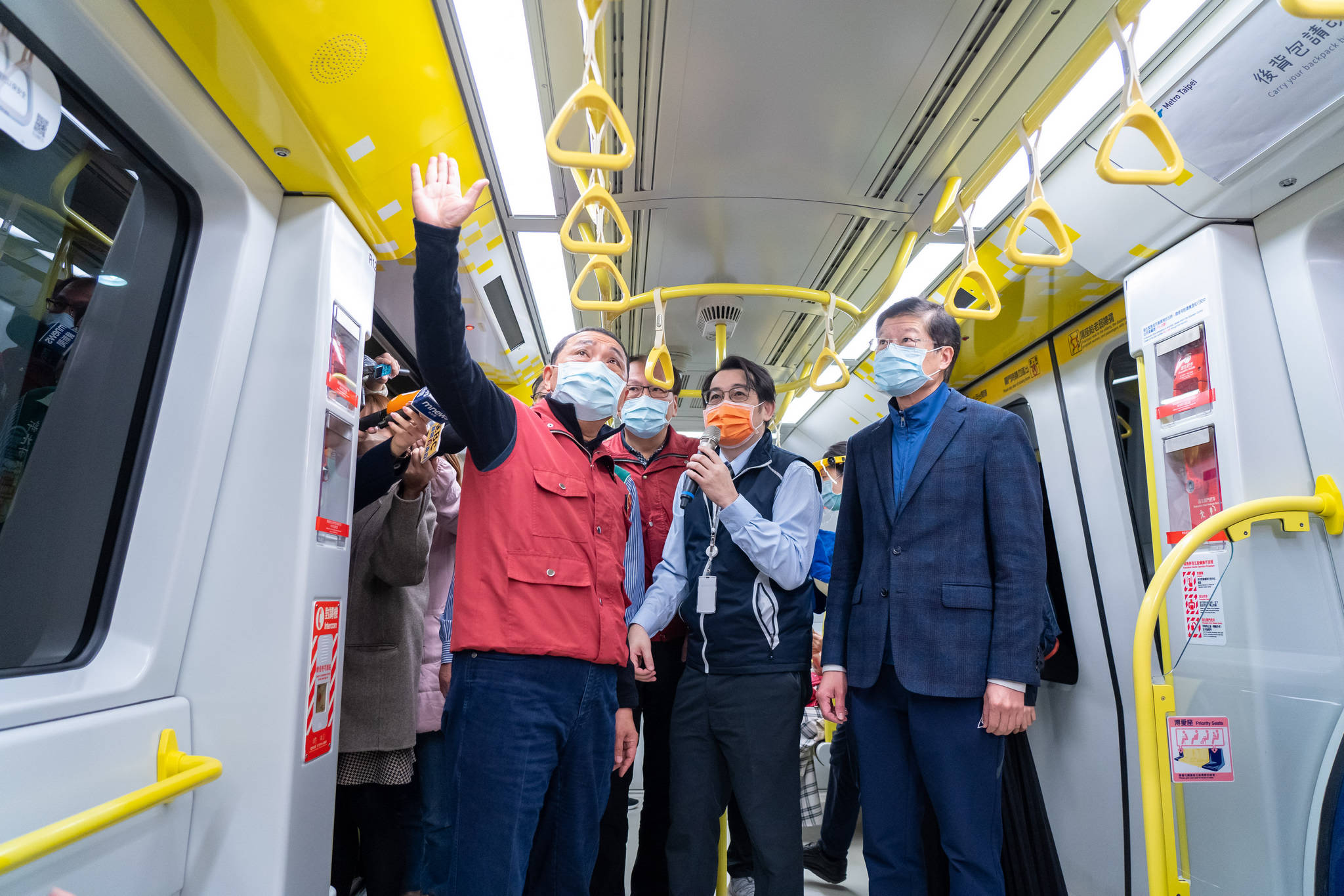針對空氣傳播力強的Omicron變種病毒，侯市長市長特別關心捷運車廂空調濾網是否按時清消