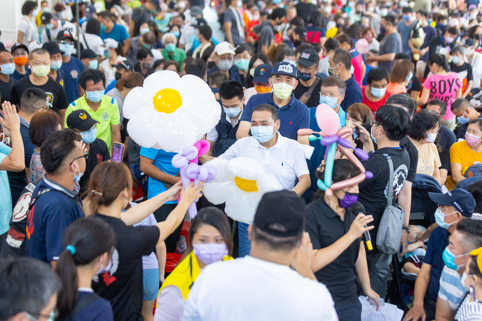 新北打火英雄登山健行祈福活動，侯友宜市長感謝辛勤的同仁為市民安全犧牲奉獻，也感謝眷屬們成為消防及義消同仁最堅強的後盾