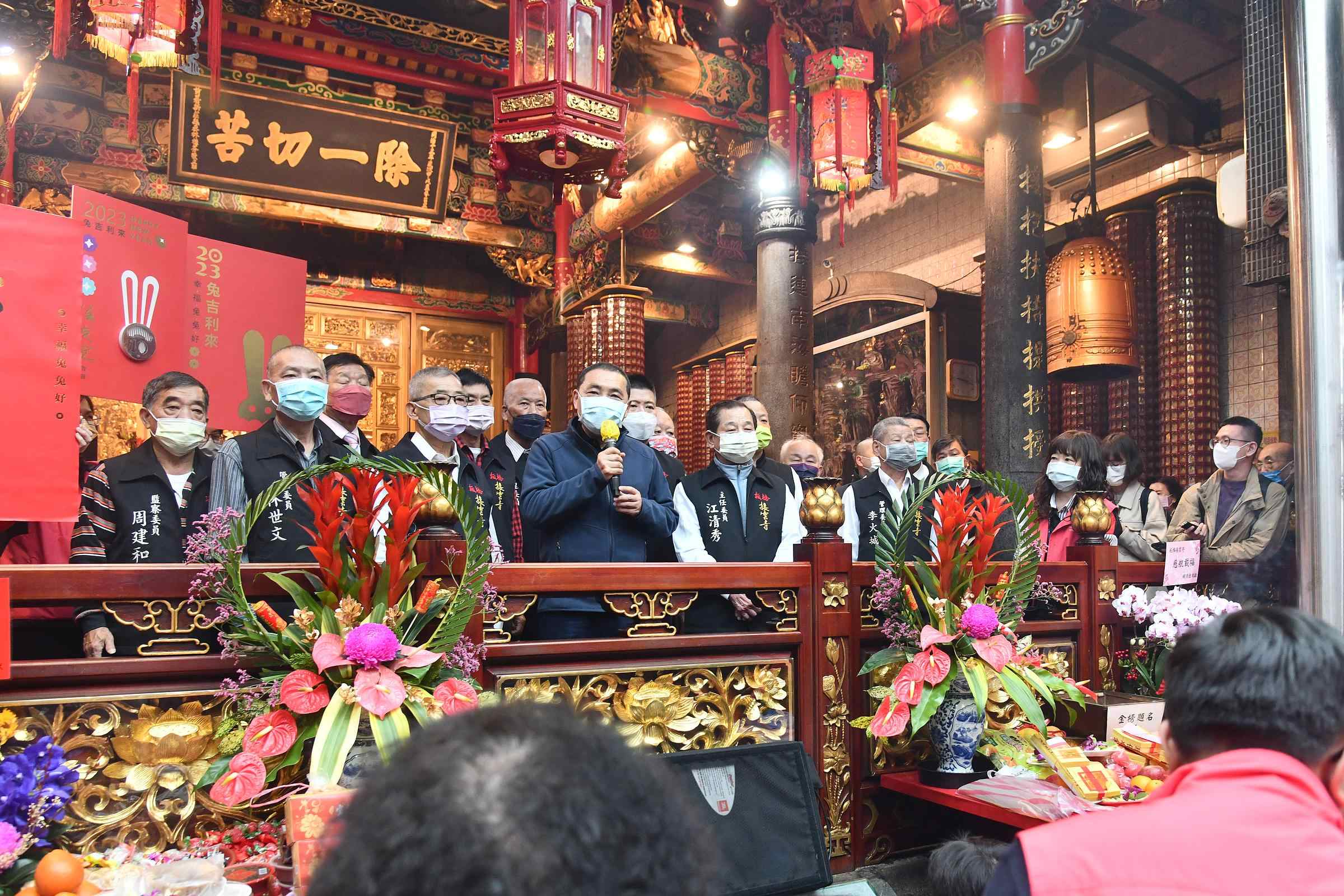 侯友宜初一早赴板橋慈惠宮及接雲寺參拜