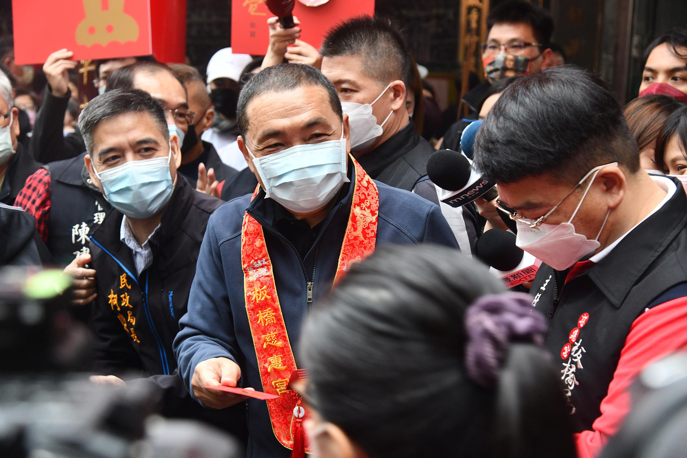 民眾樂拿福袋讓民眾感受年節氣氛