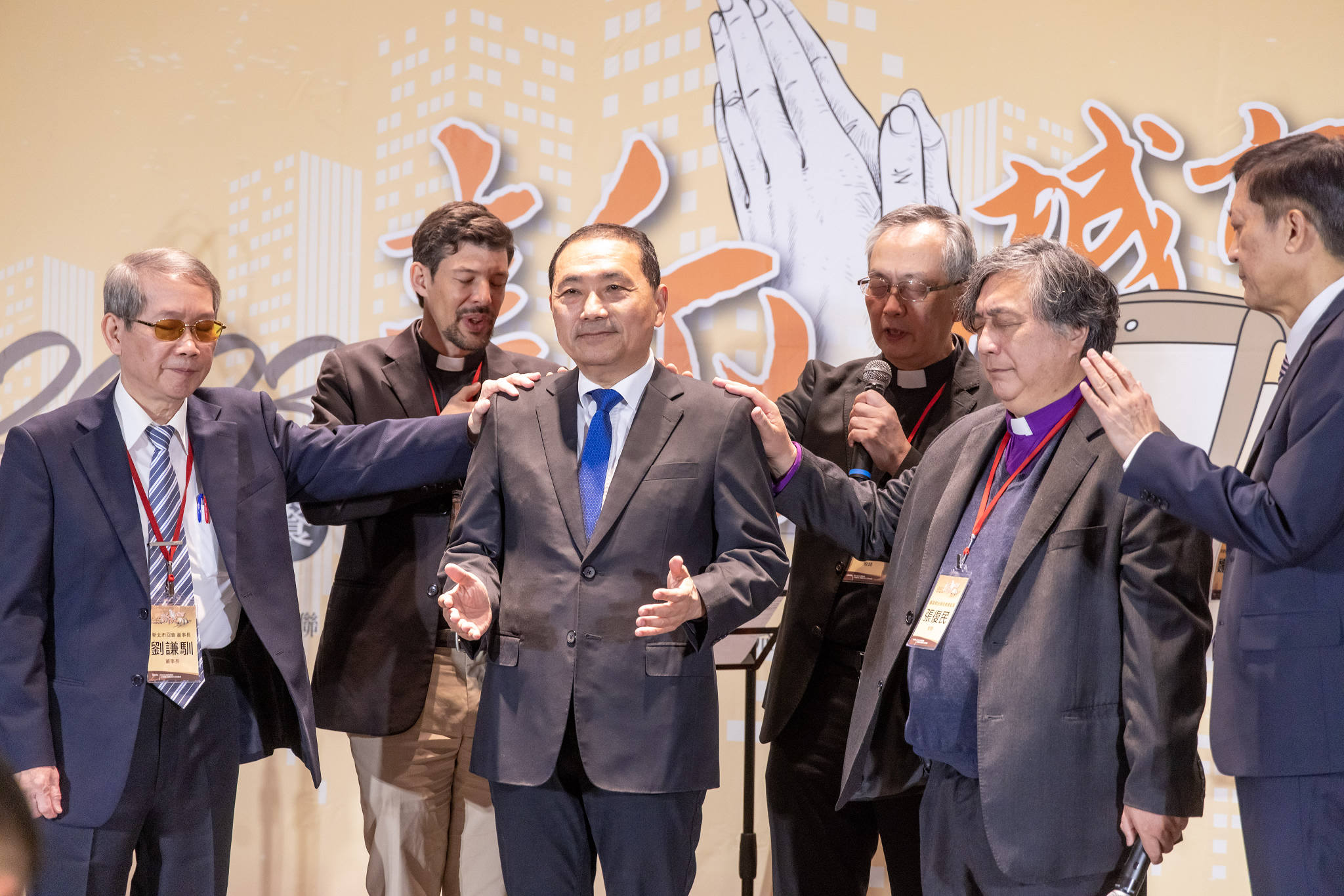 2023年新北城巿祈禱早餐會，侯友宜市長接受牧師守望禱告