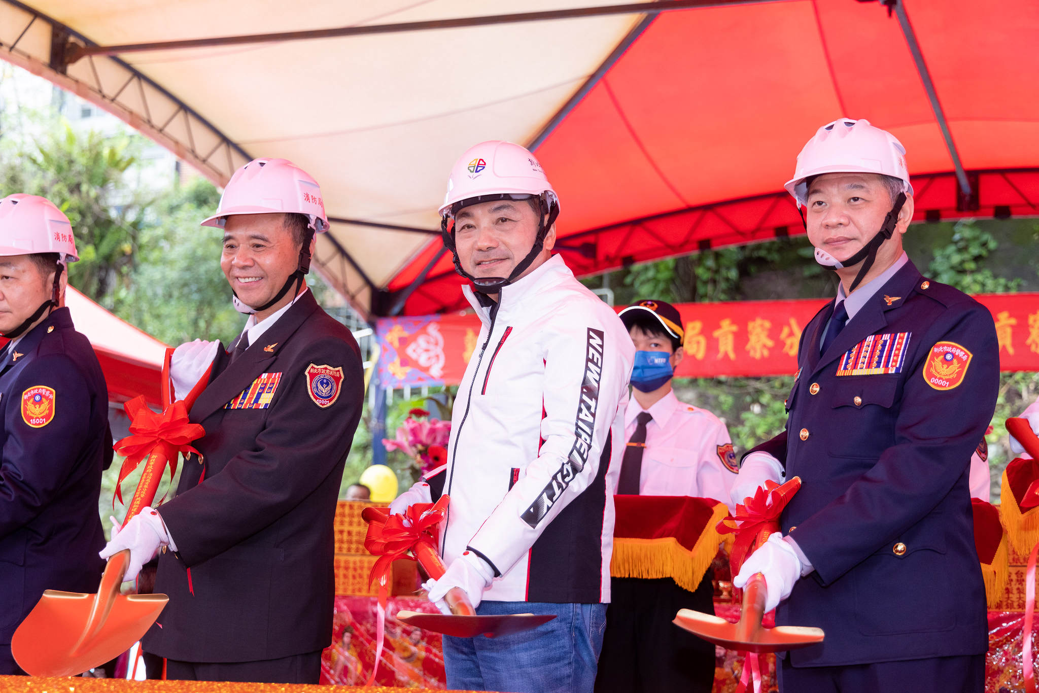 侯友宜市長主持貢寮分隊暨警察局貢寮分駐所新建工程動土典禮，期待改善警消完善辦公環境，持續守護東北角安全