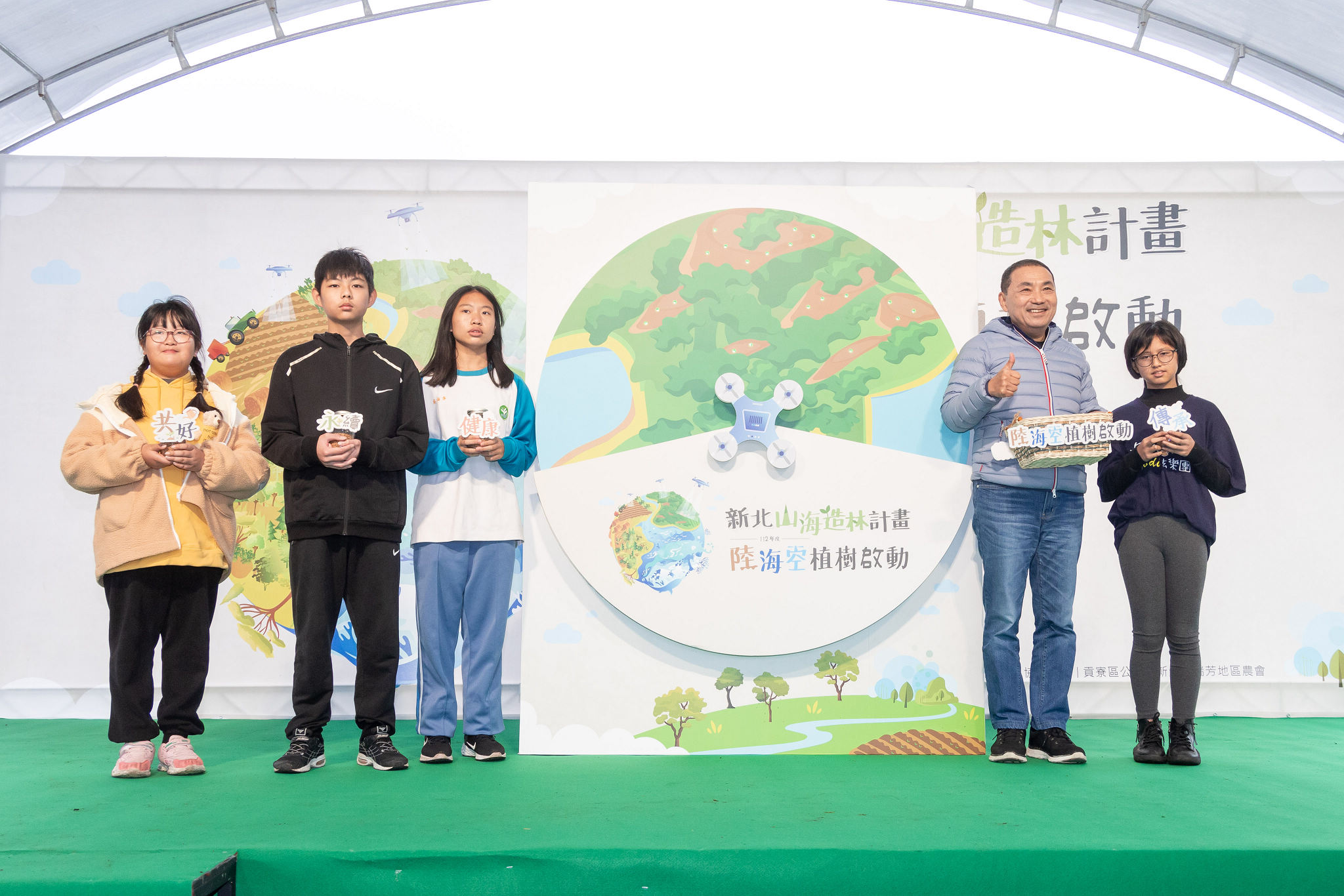 新北市透過山海造林計畫以陸域植樹、海域造林珊瑚復育、空域撒種，打造永續生態環境