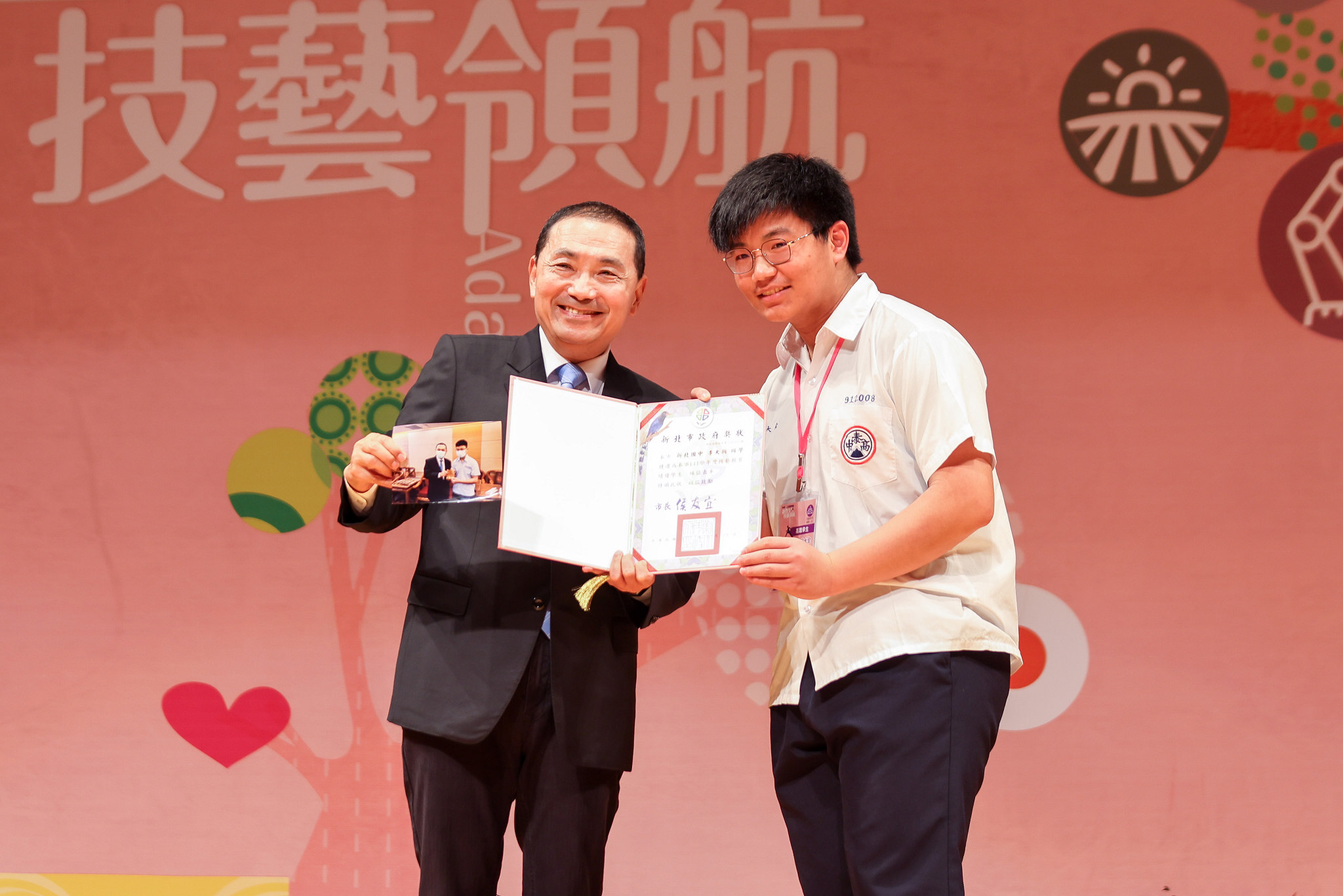 新北市111學年度適性生涯技藝領航表揚活動，侯友宜市長頒發新北技職界的市長獎