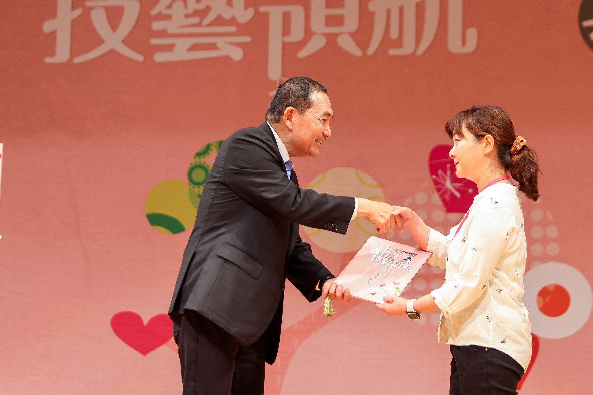 頒新北技職市長獎，侯友宜市長感謝不辭辛勞的校長及老師引領學生在人生道路前進