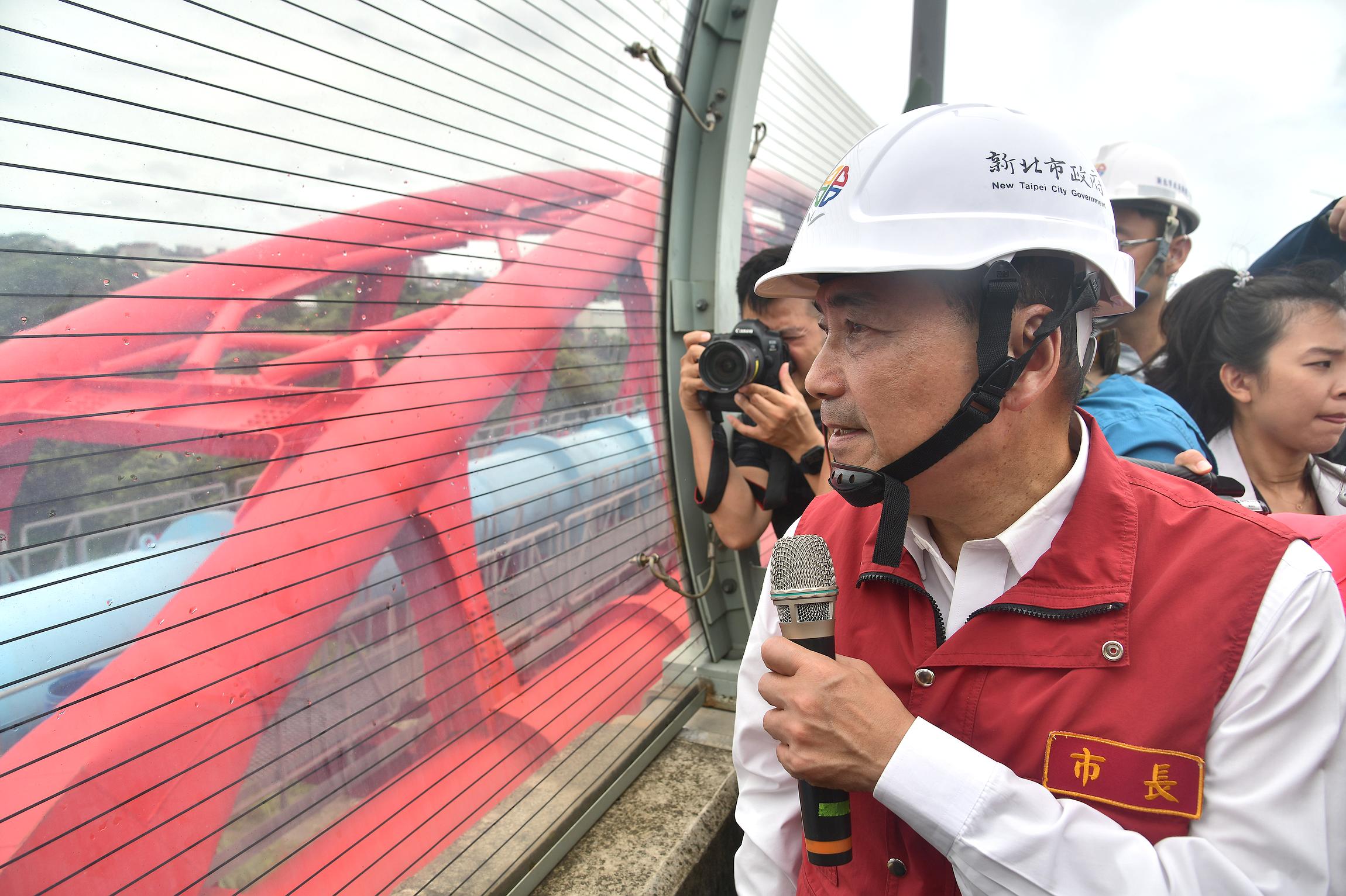 侯友宜市長視察三鶯大橋改建工程，確認防洪閘門運作情形，並提醒注意破堤工程之安全防護工作。