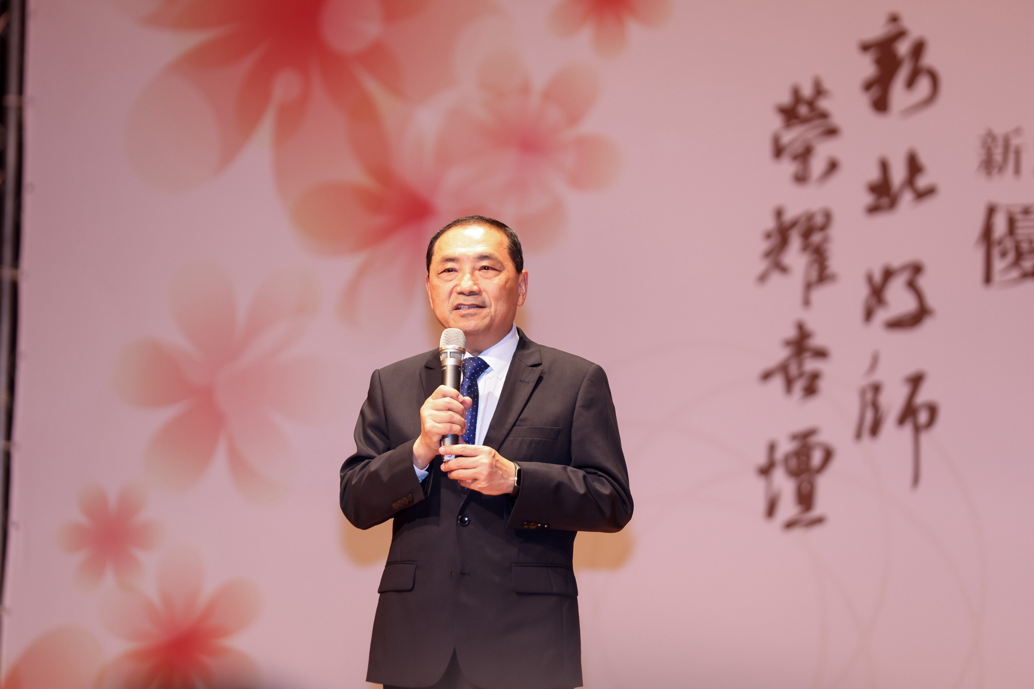 新北市112年度優良教育人員表揚典禮，侯友宜市長特別感謝所有老師在教育崗位上悉心奉獻，堅持教育品質。