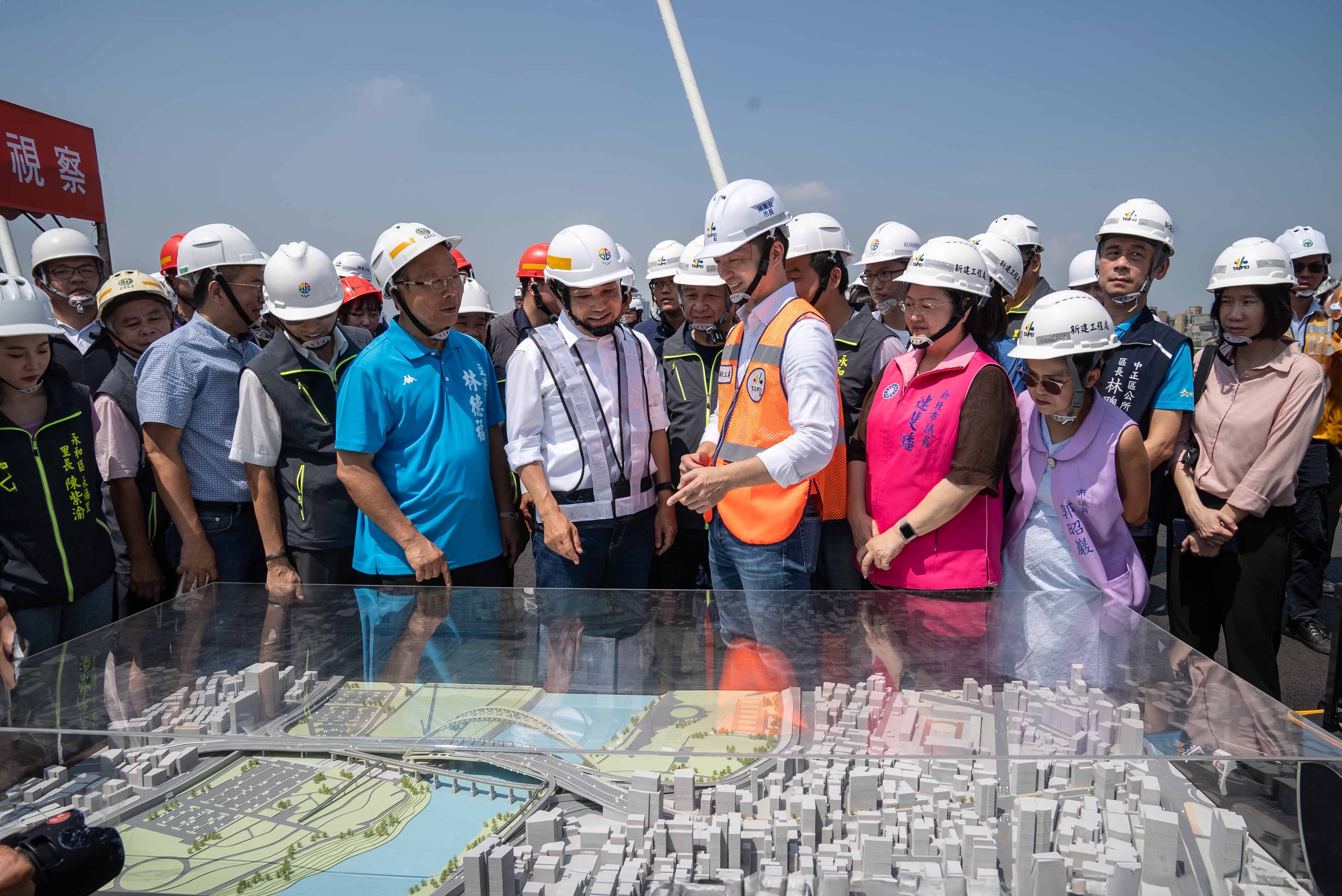 侯市長與蔣市長共同宣布，新中正橋臺北往新北方向將於今年10月開放通行