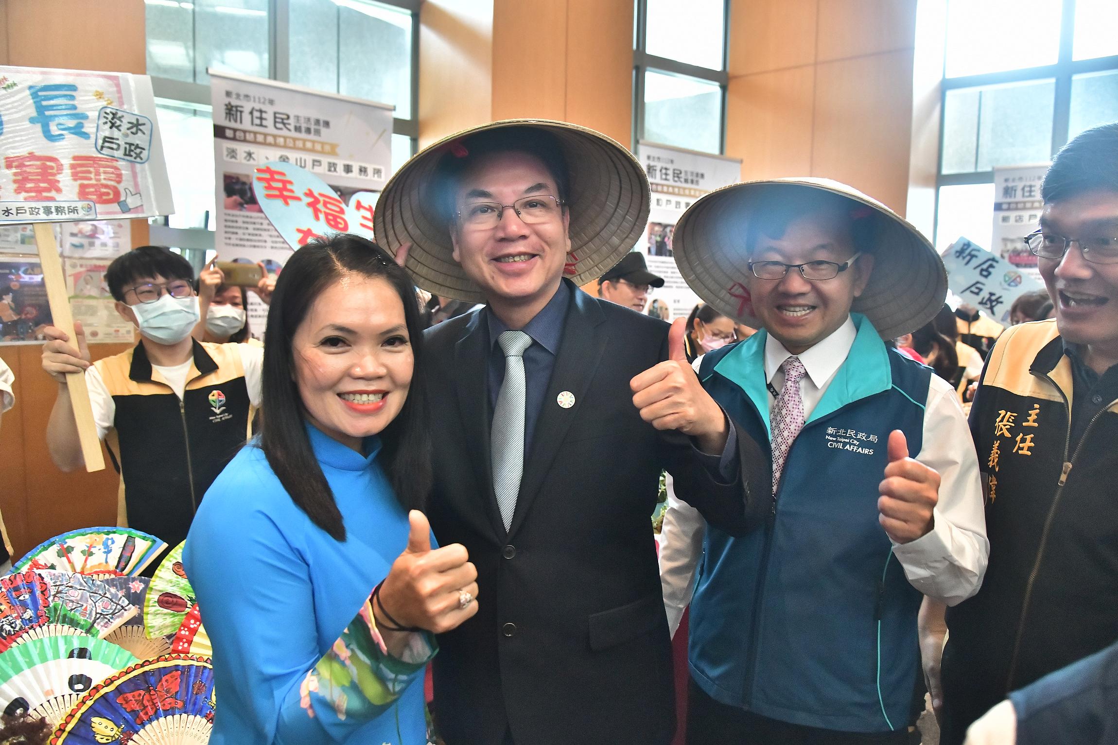 新北市副市長劉和然出席新住民生活適應輔導班聯合結業典禮，並至各攤位參觀學員成果作品