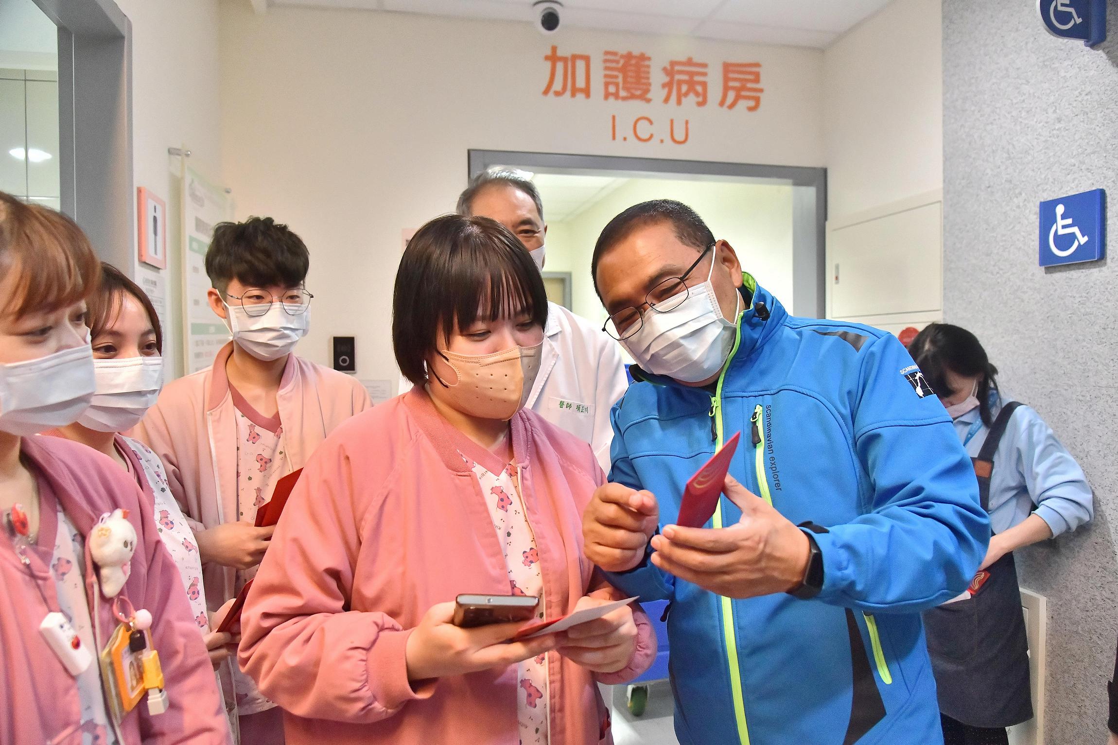 新北市長侯友宜9日上午一早特別前往新北聯合醫院三重院區，向留守的醫護同仁表達感謝與敬意