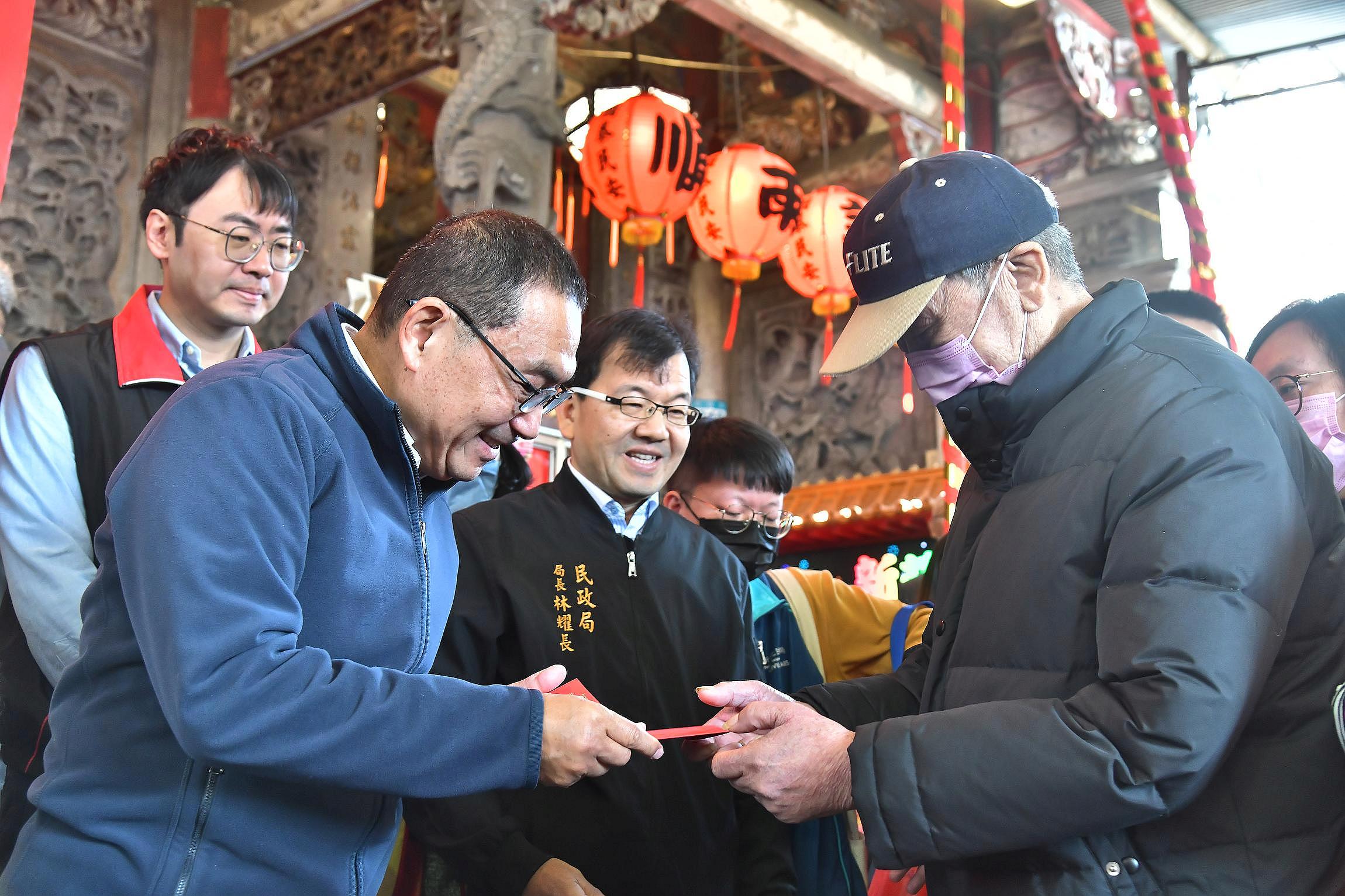 侯友宜初二新莊走春 祝福市民家和萬事興、和諧賺大錢