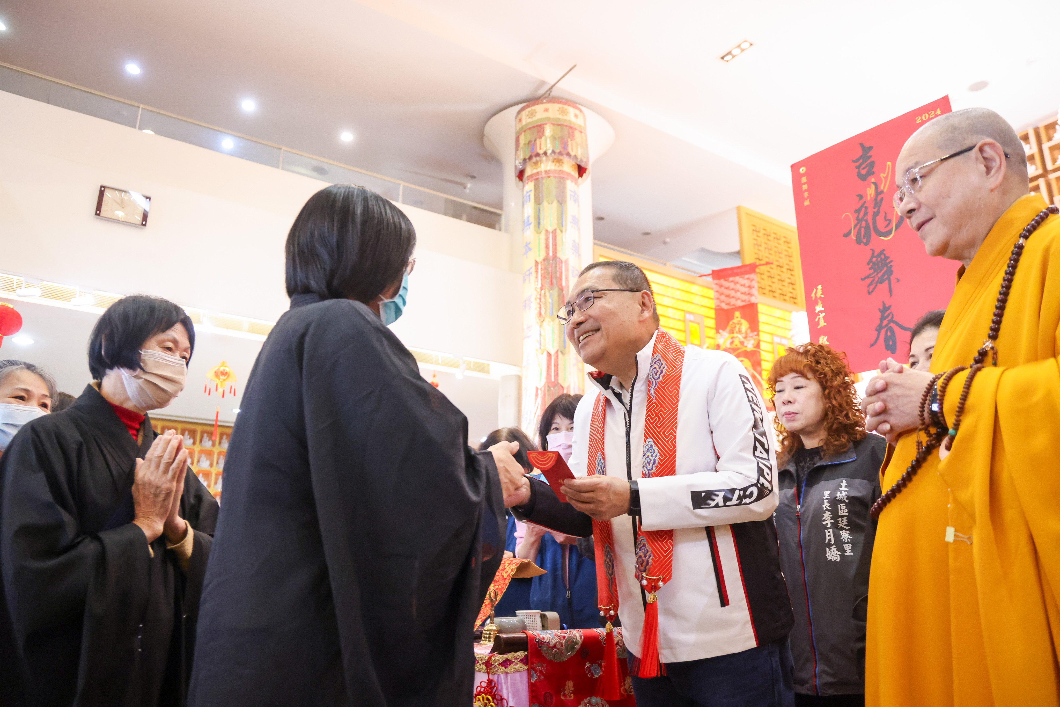 侯友宜感謝各宗教團體平日熱心公益，新春期間特地前往祈福發送福袋。