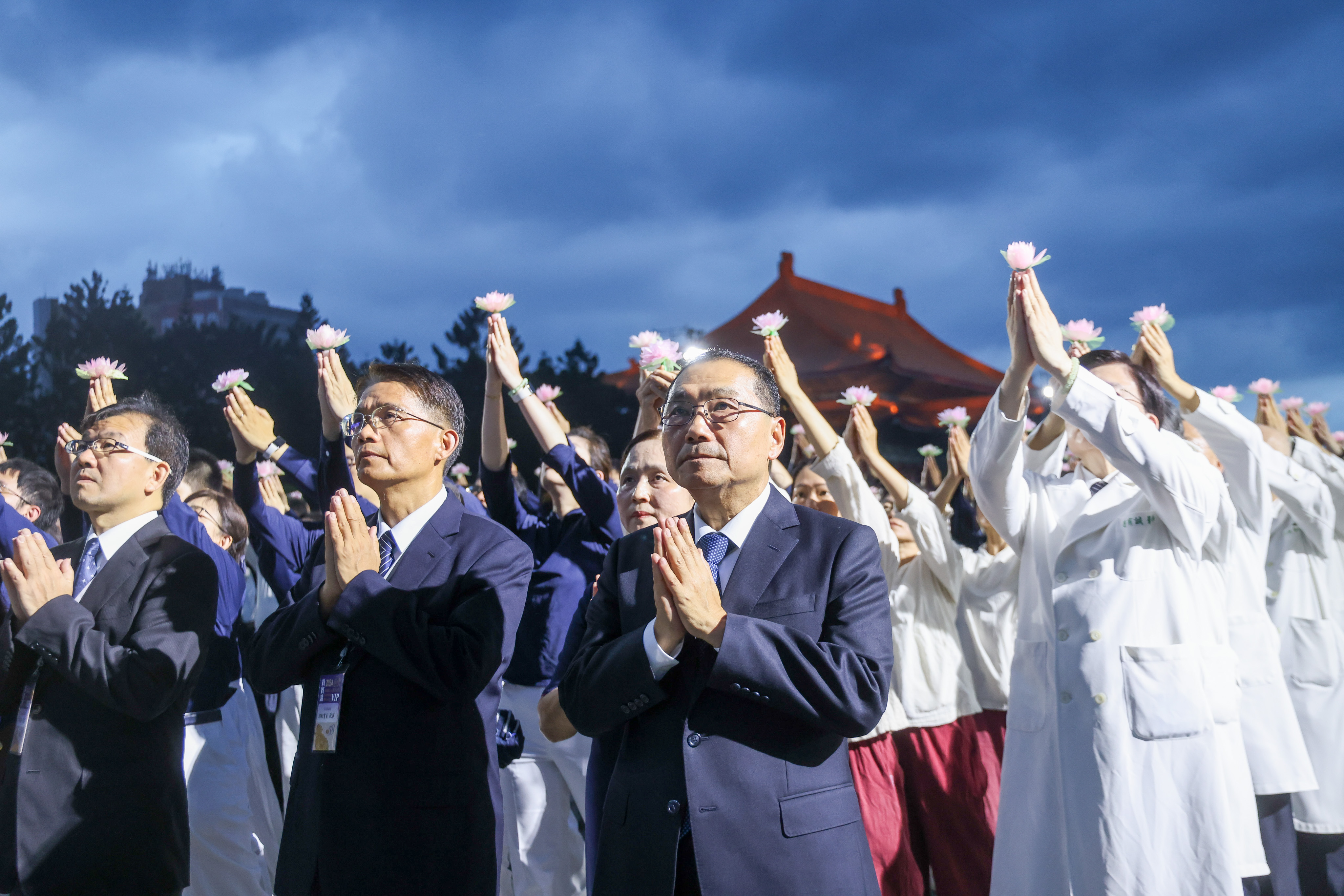 浴佛大典約2萬人出席，齊心唱誦「爐香讚」