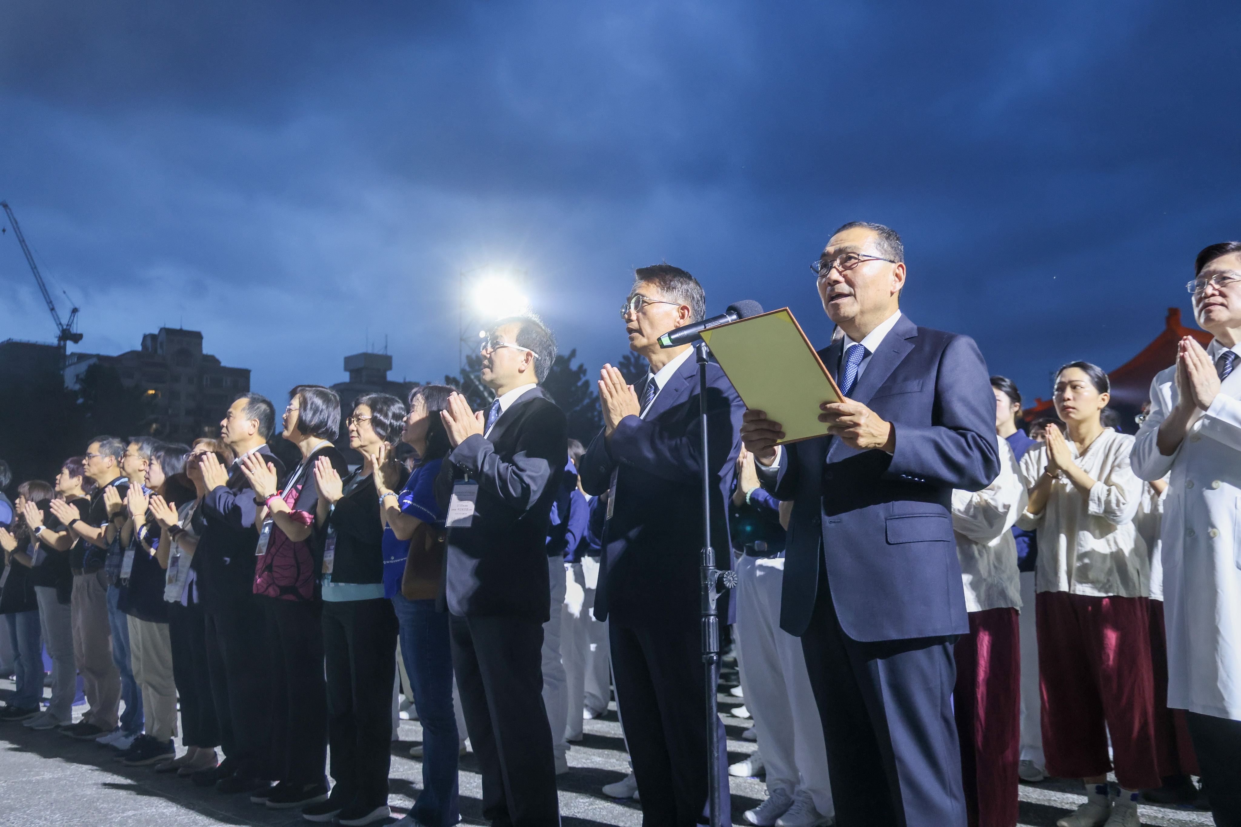侯友宜與其他出席貴賓共同念誦祈福文