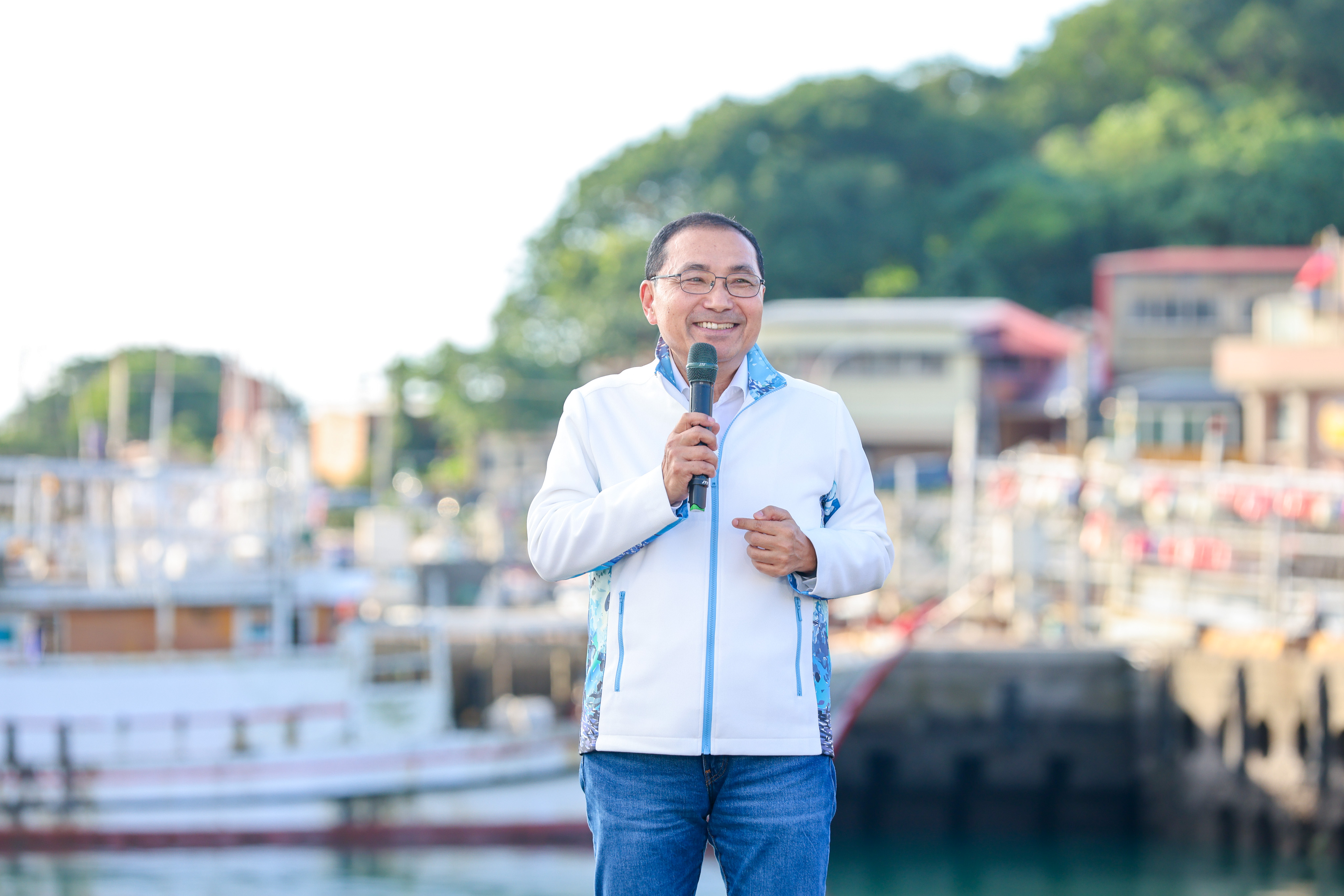 侯友宜穿著環保外套現身，希望藉藝術季傳達守護多元海洋生態及環境永續理念。